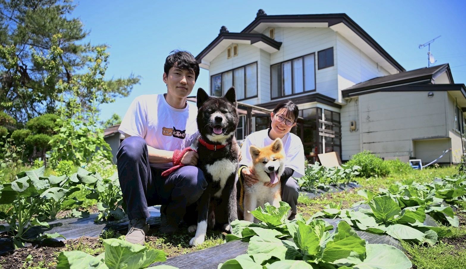 東京のマンションから、大館の古民家へ。秋田犬と暮らす20代夫婦が「農ある暮らし」を選んだ理由。