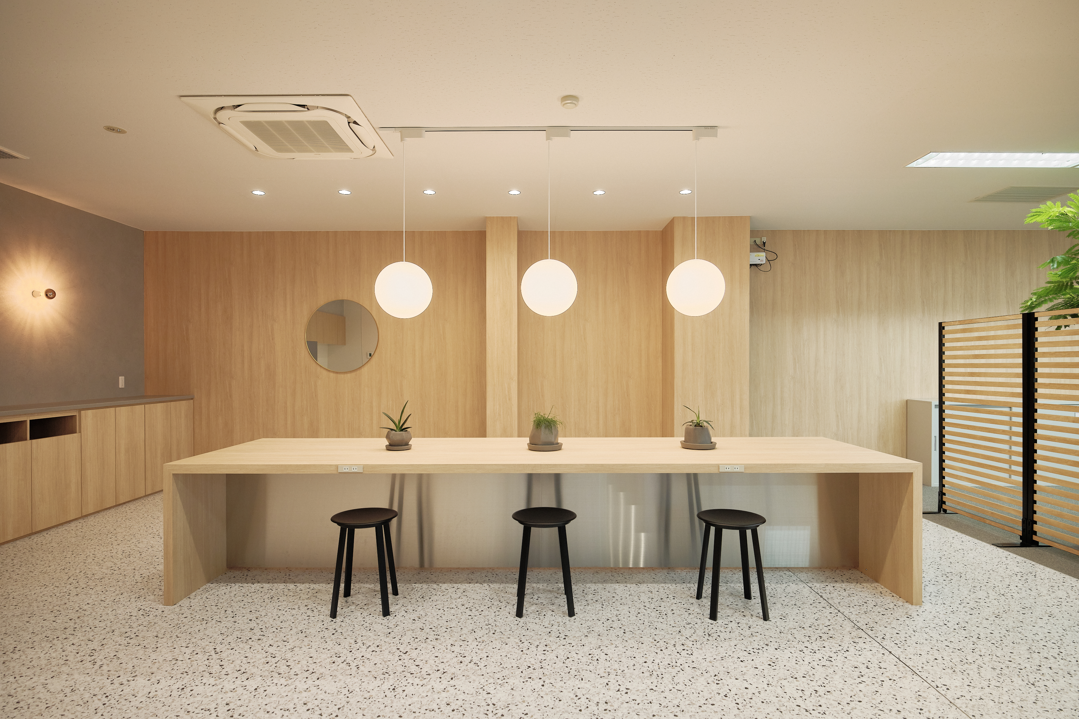 「空間が変われば、働く人の気持ちも変わる — 老舗卸売企業のオフィスリノベーション物語」