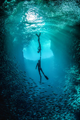 海の青に導かれて──ダイバーの目標スポットへの旅**