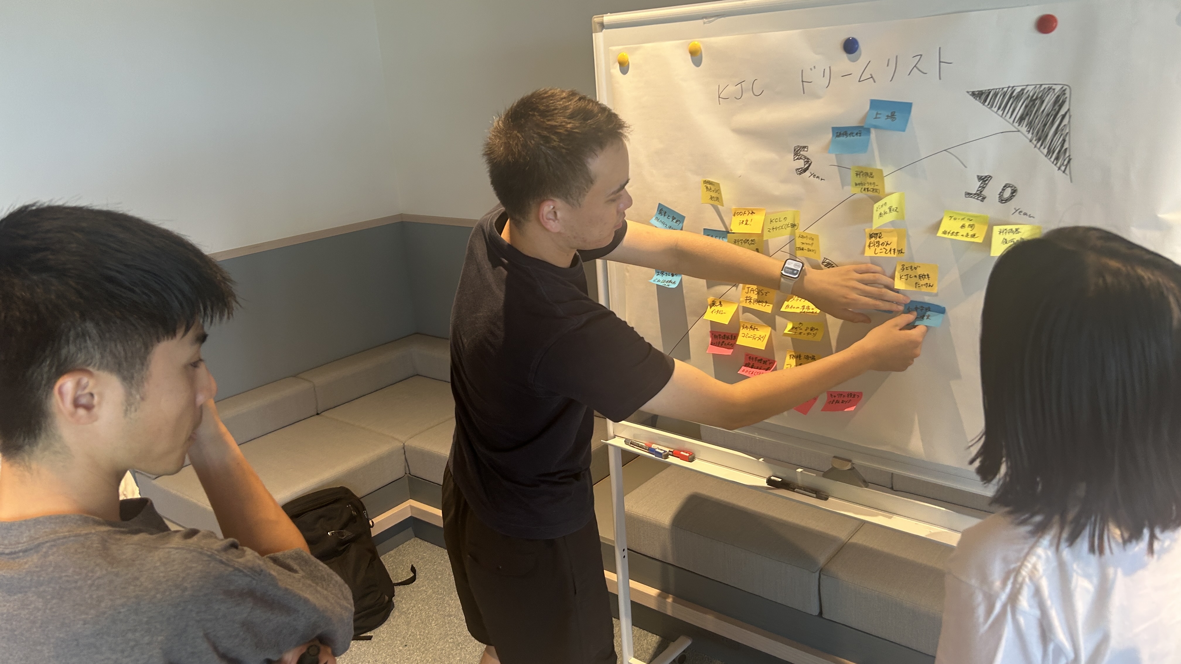 【メンバー紹介#6】科学機器業界の面白さを探求！文系出身者が語る、知的好奇心を刺激する仕事