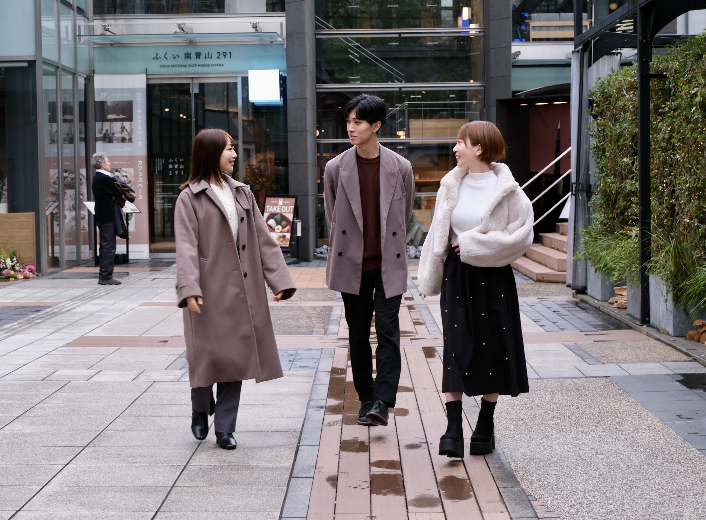 オフィスの外で話すと、いいアイデアが出たりする