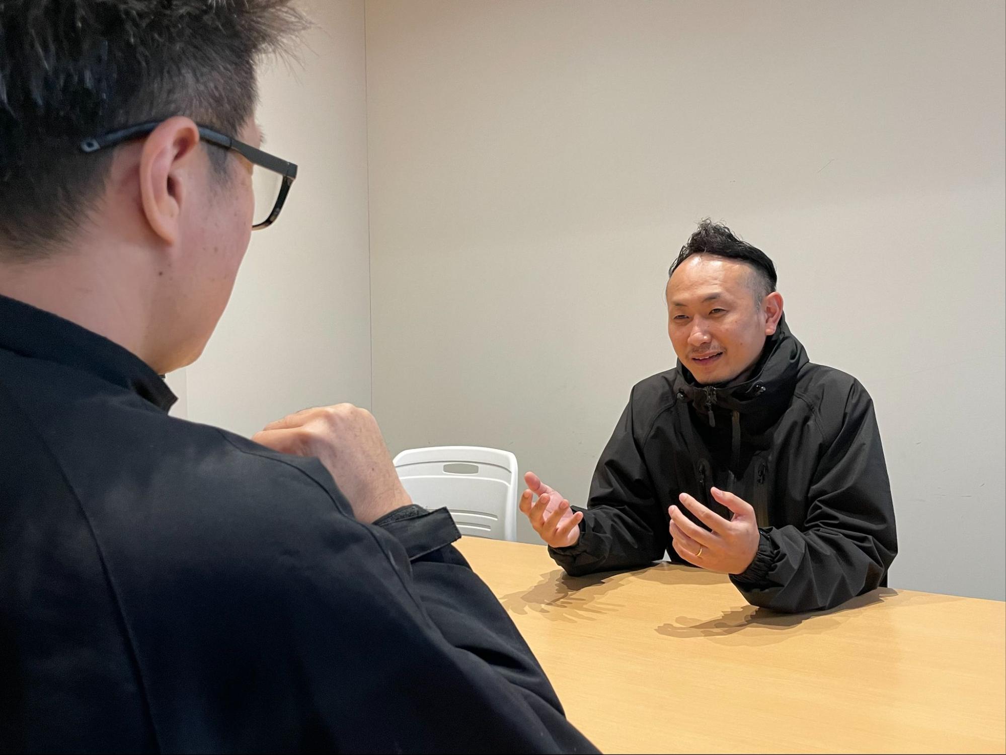 【特別対談】年6回海外出張の裏側と「働く時間」の質／オフィス家具企画チーム対談