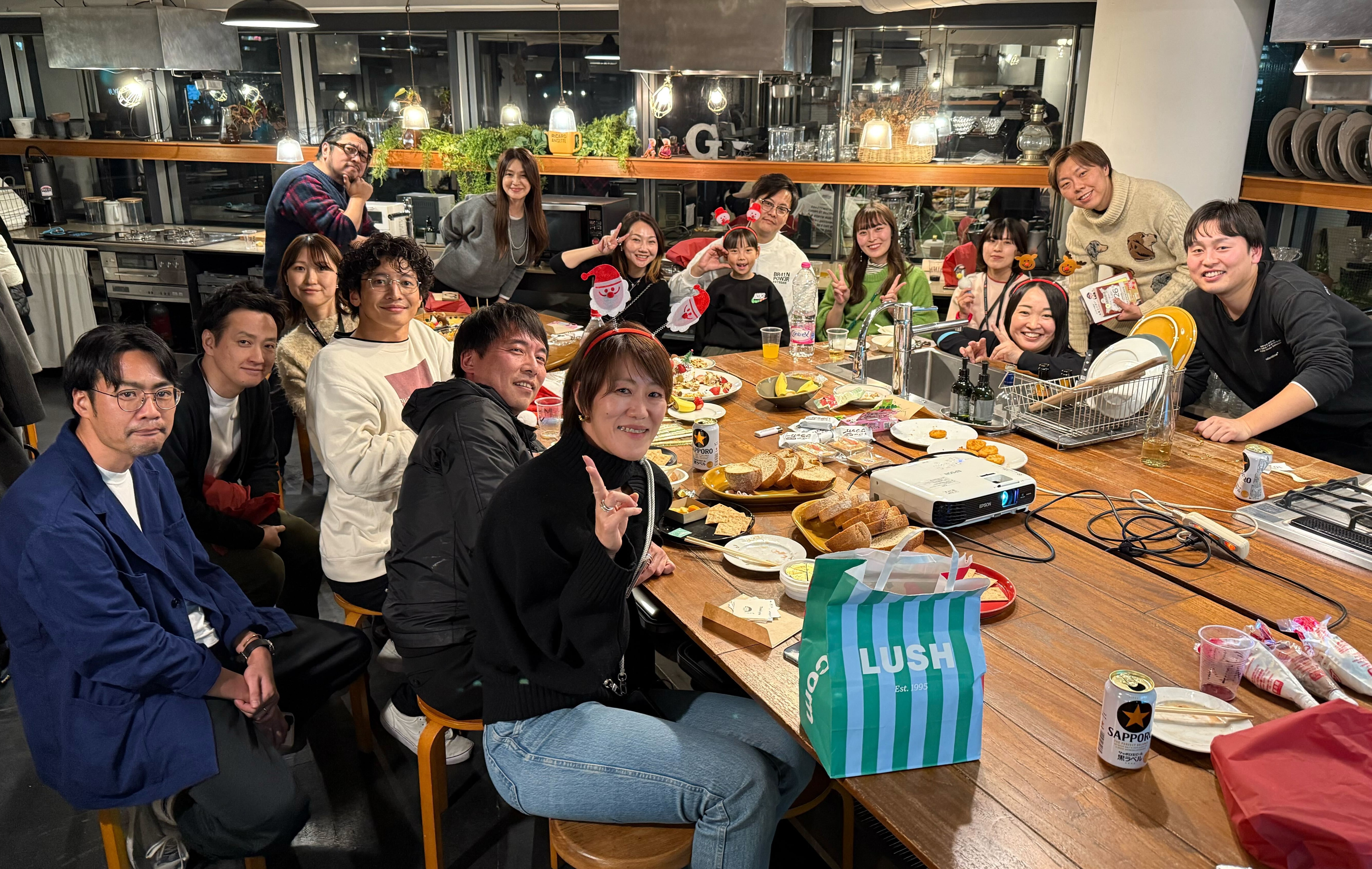 キッチンスタジオで白熱のケーキづくり！？ 笑顔あふれるウィンターパーティーを開催しました！