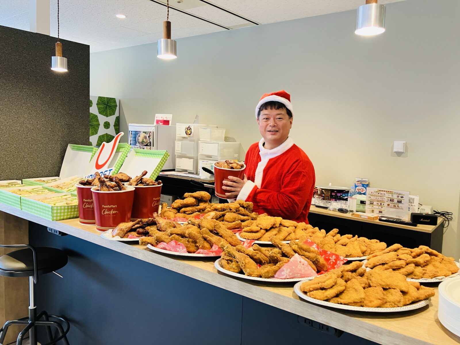 【ユニファーストNEWS】新オフィスのラウンジで、ユニファースト流パーティーを開催しました！