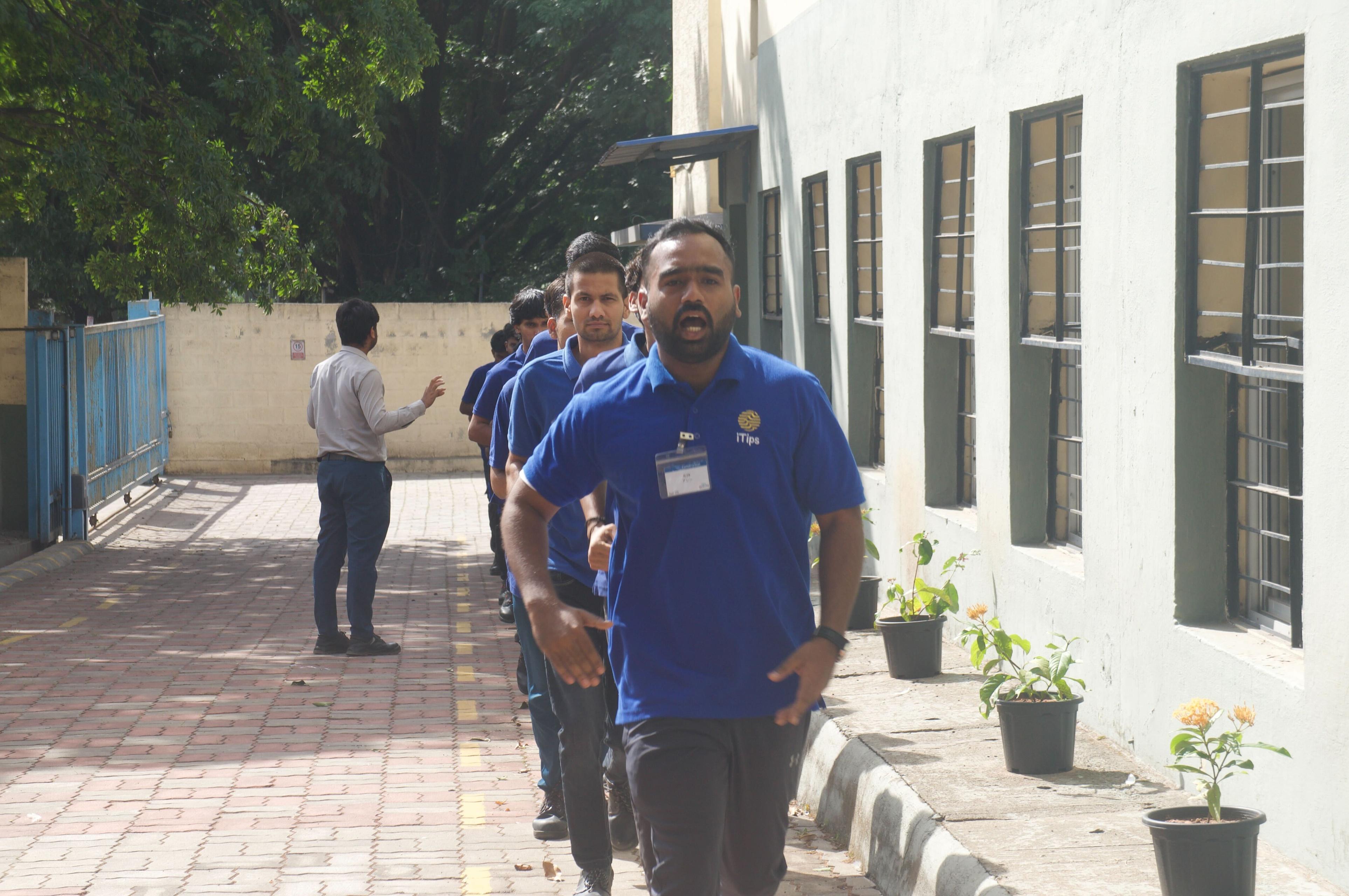 【2026年 新年のご挨拶】 空港の到着ゲートが開いた瞬間から僕らの「約束」は「現実」に。 ～15名の若者と築く国境なき“チーム”の軌跡～