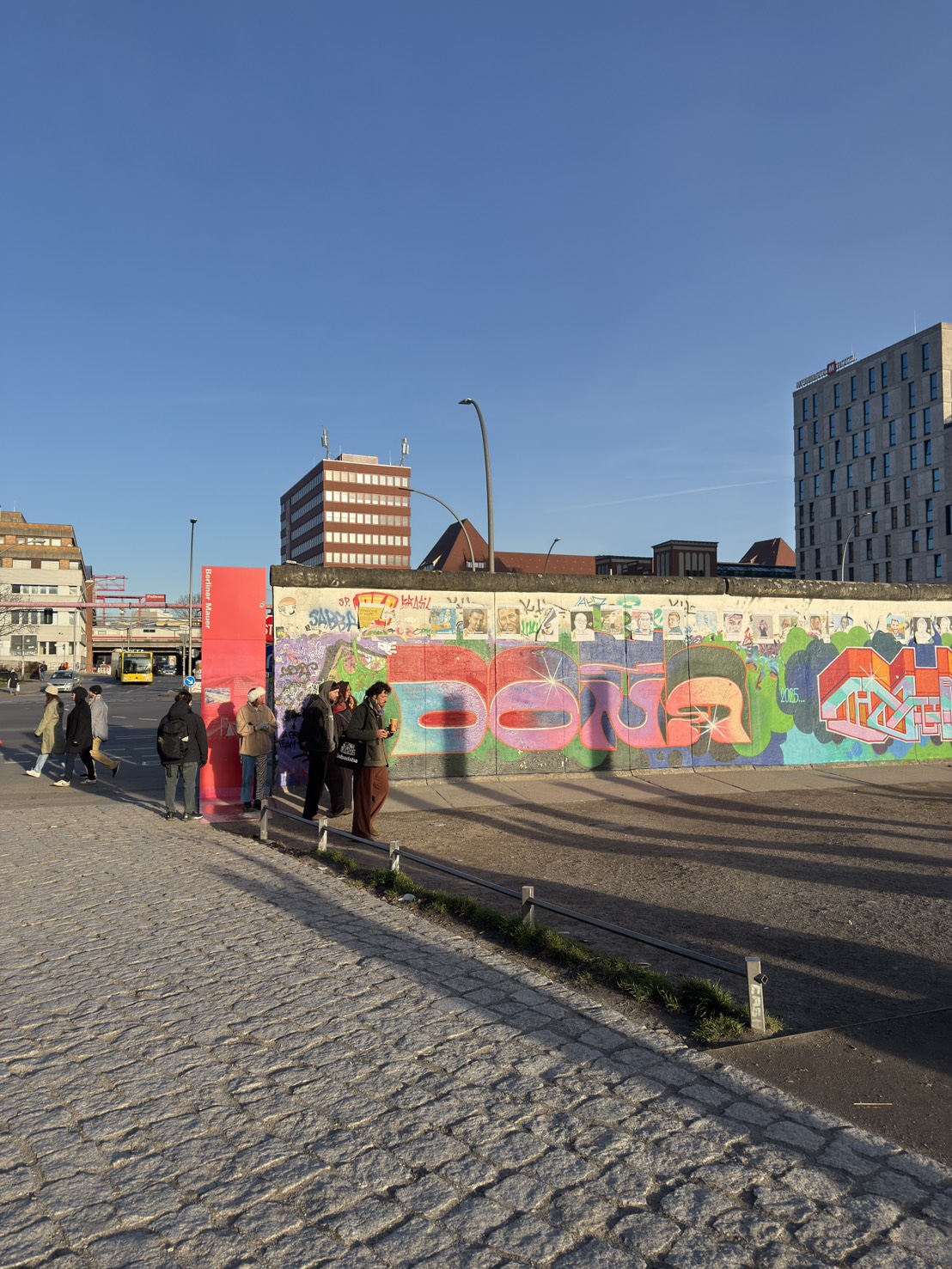 ベルリンを走るピンクと青の配管