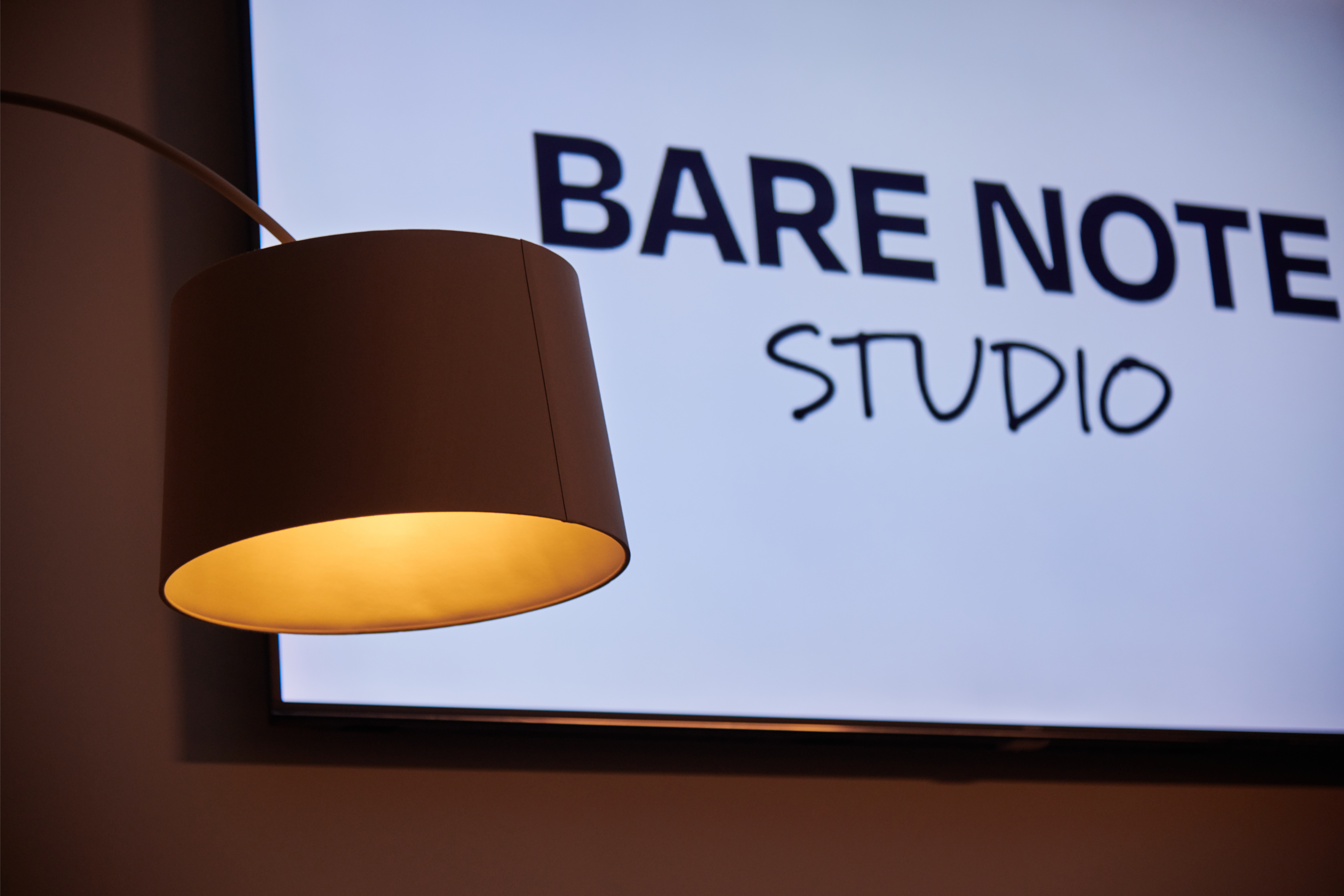 まっさらなノートに、次の一歩を。8周年を迎えた私たちの「今と未来」を映し出す、新HPとロゴの裏側。