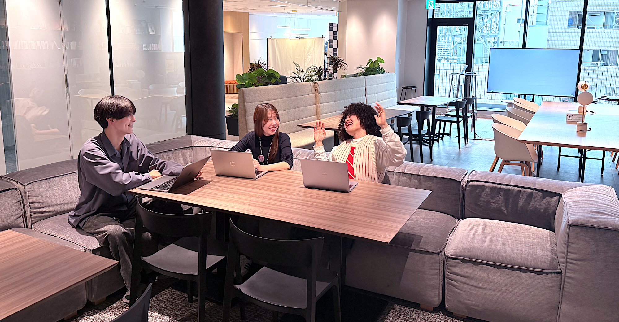 【新卒1年目！リアル1日のスケジュール】AI推進から営業MVPまで。TORIHADAで爆速成長中3人のリアル