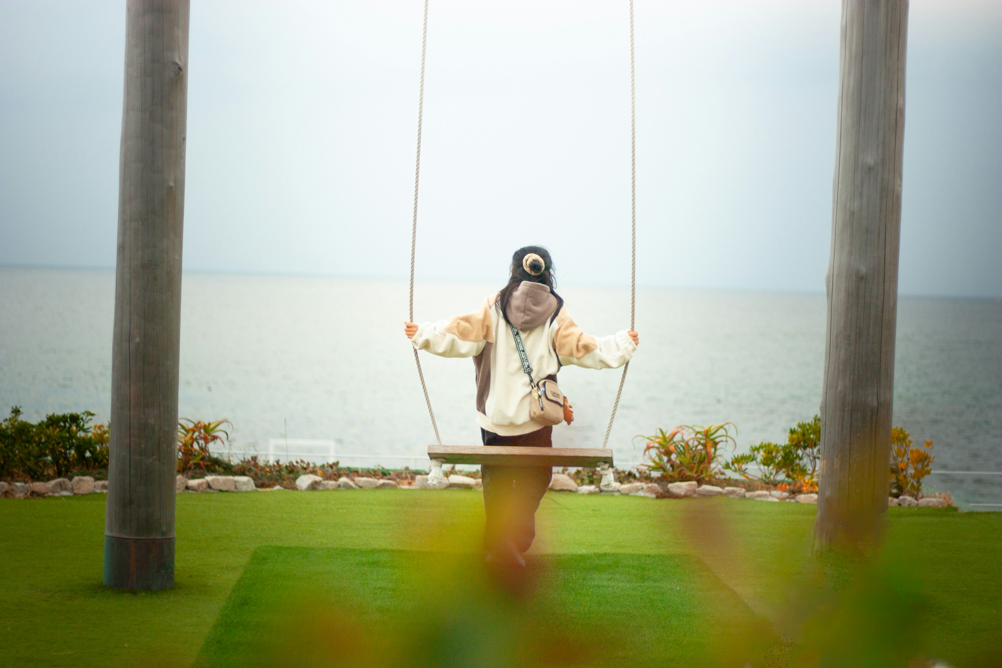 机の上に、一脚のブランコを設置する。