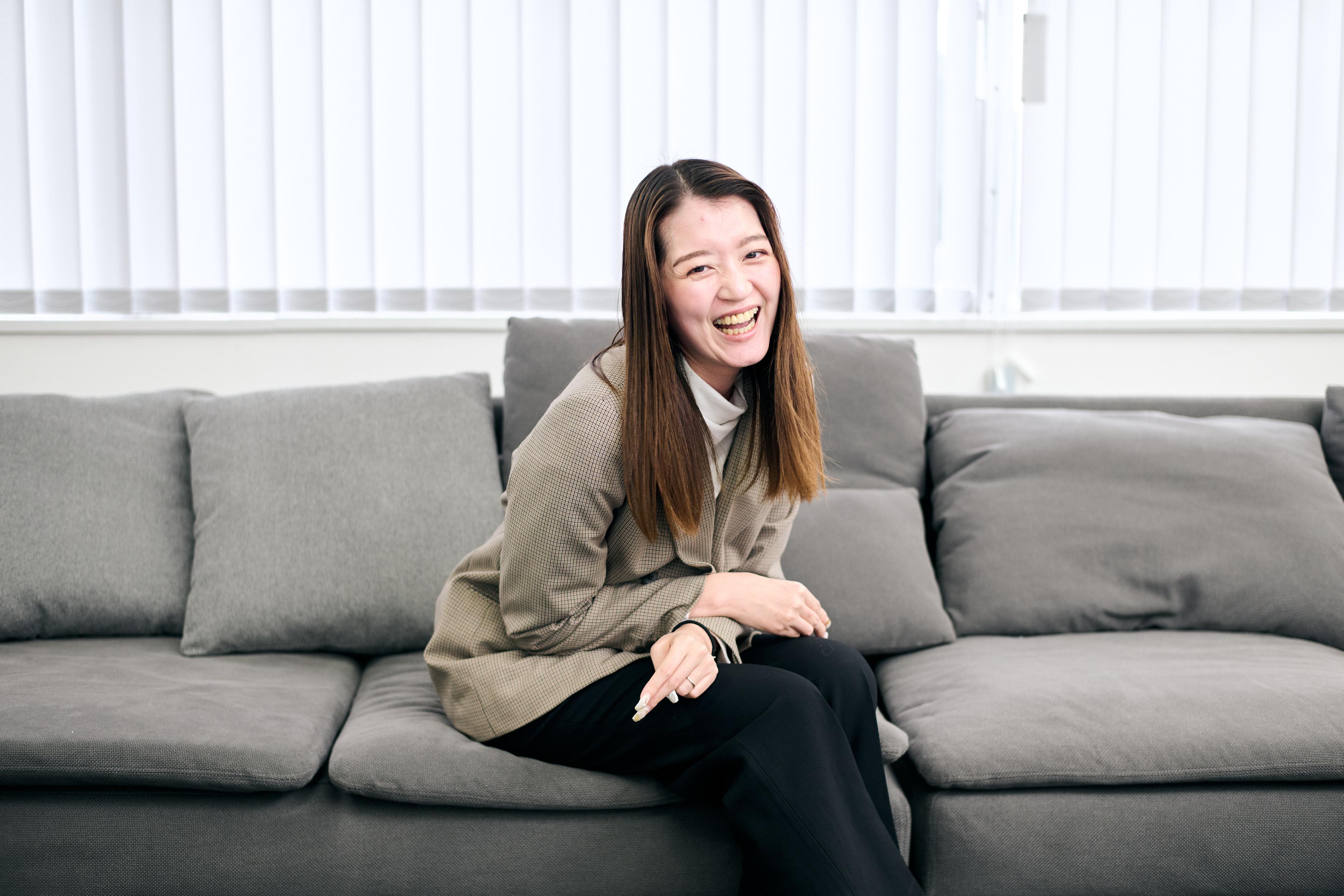 【社員インタビュー】アパレル販売員から事務員へ！個性豊かなメンバーによる和気藹々とした雰囲気が魅力の職場環境