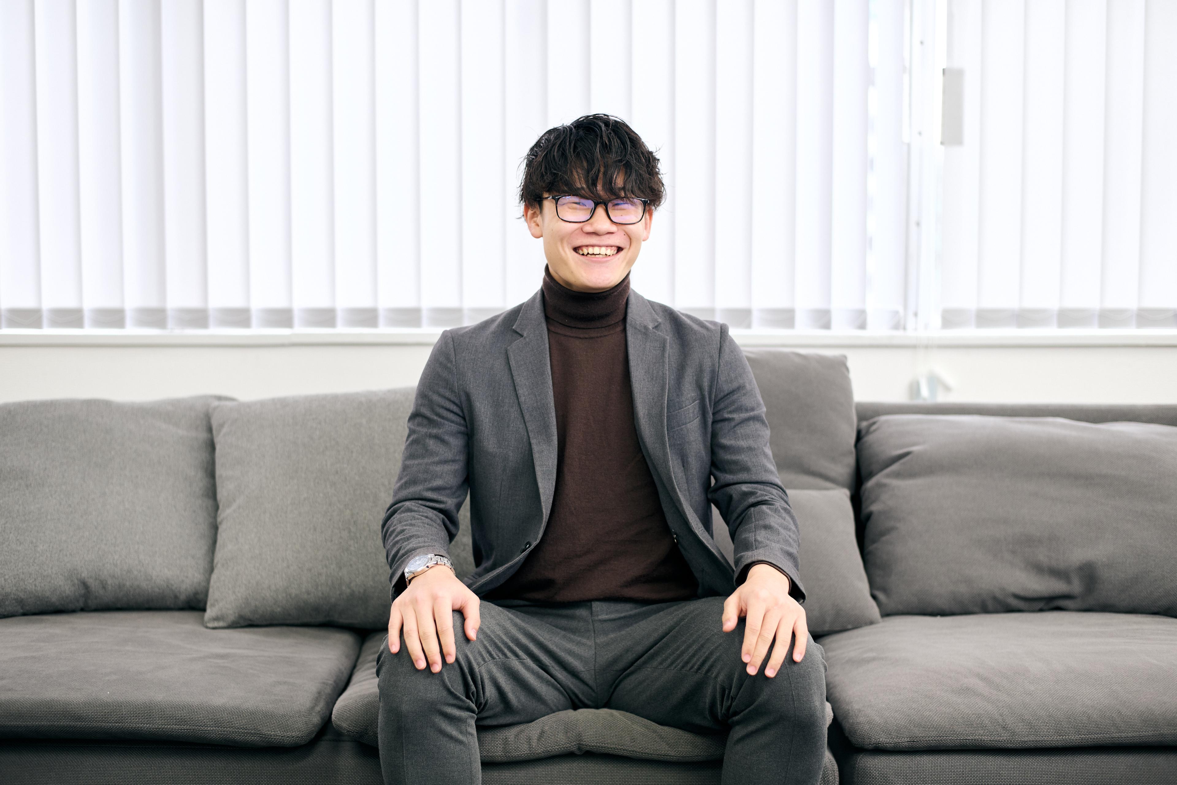 【社員インタビュー】プロサッカー選手の夢から営業のプロへ！負けず嫌いの元スポーツ少年が語る、ベンチャーで働くリアルとやりがい
