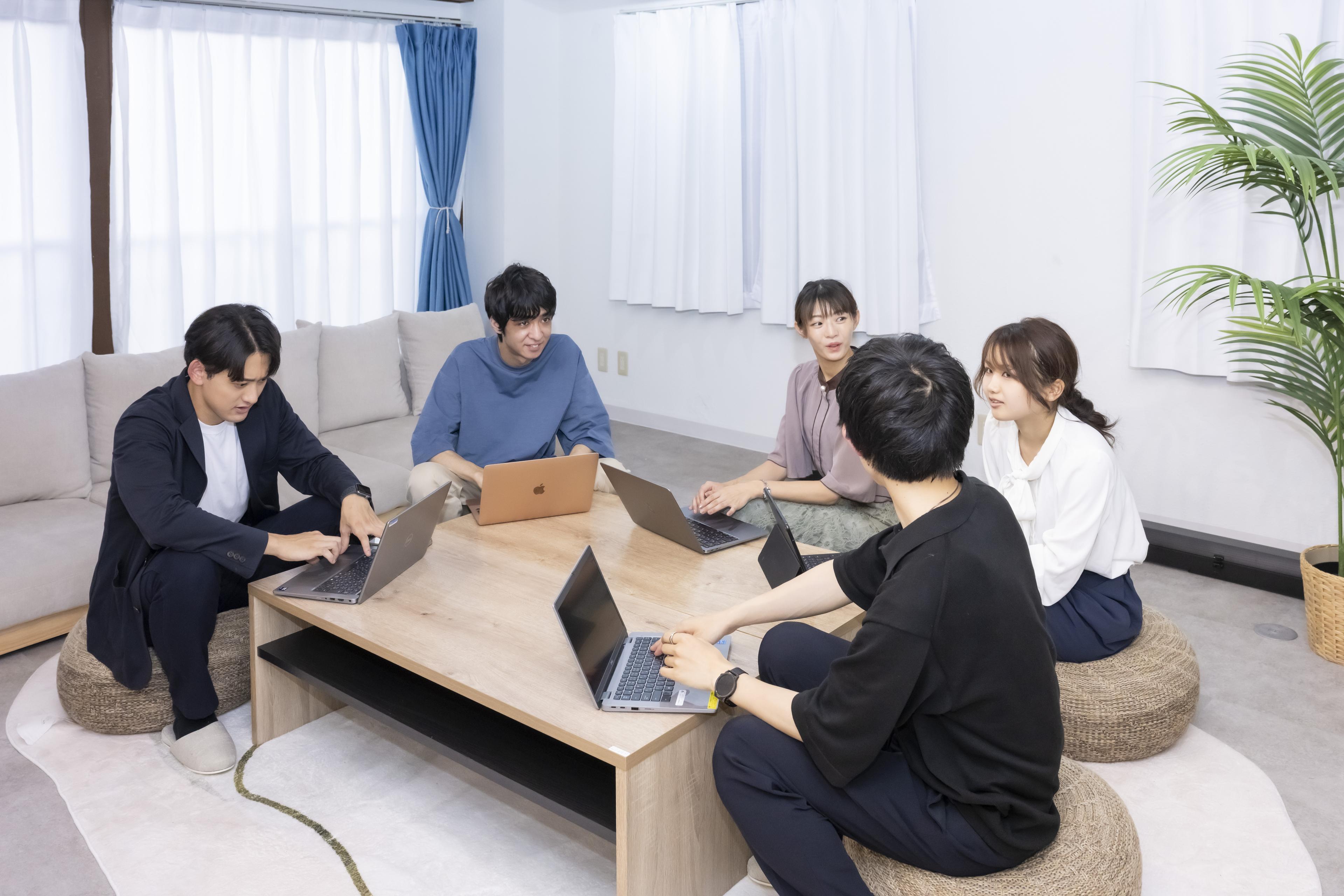 現在、代表を含めエンジニア社員全員がSES案件でリモートワークをしています(^ ^)