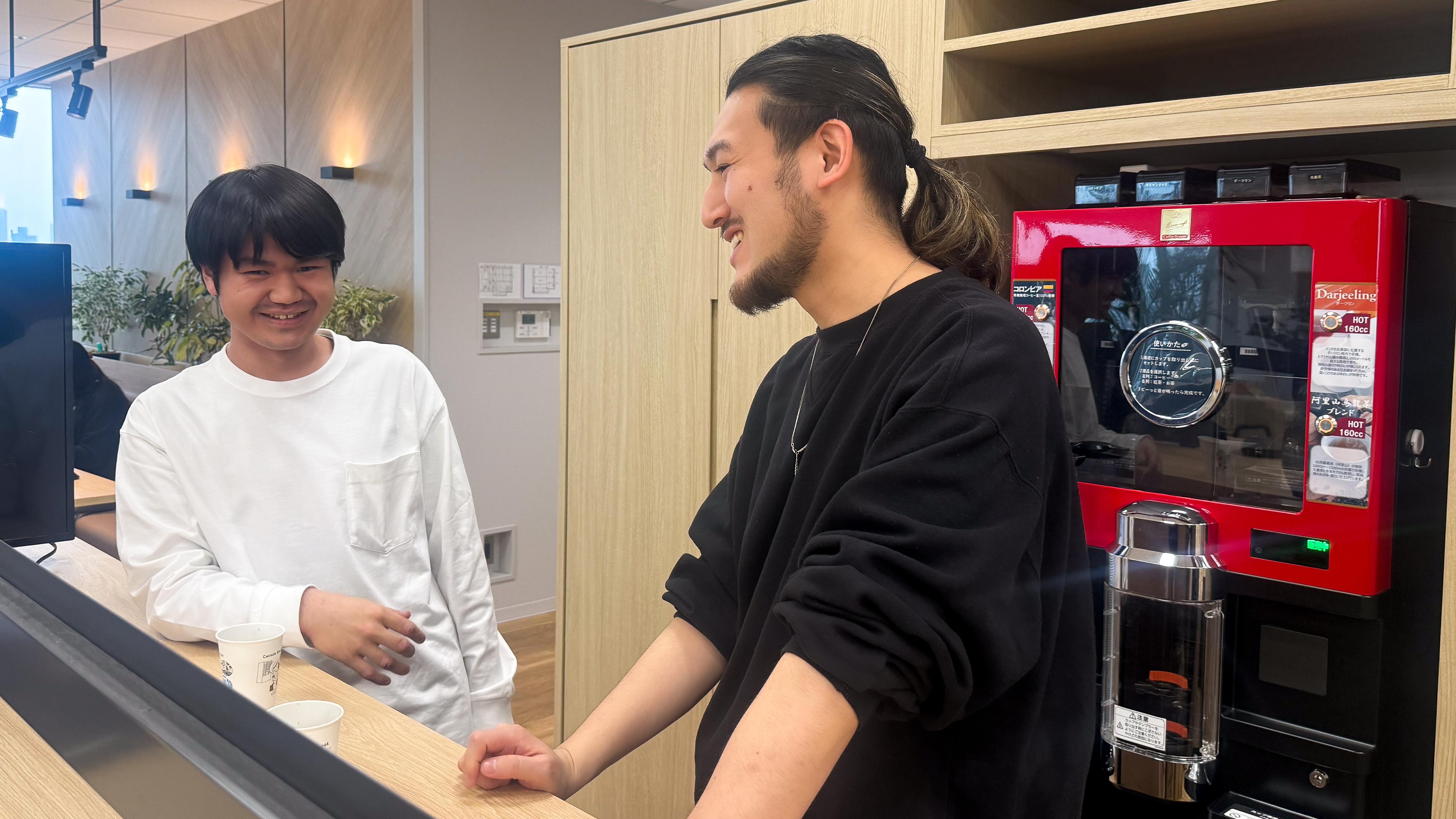 自由な環境を、自分らしく使いこなす。遊ぶように働く二人のエンジニア