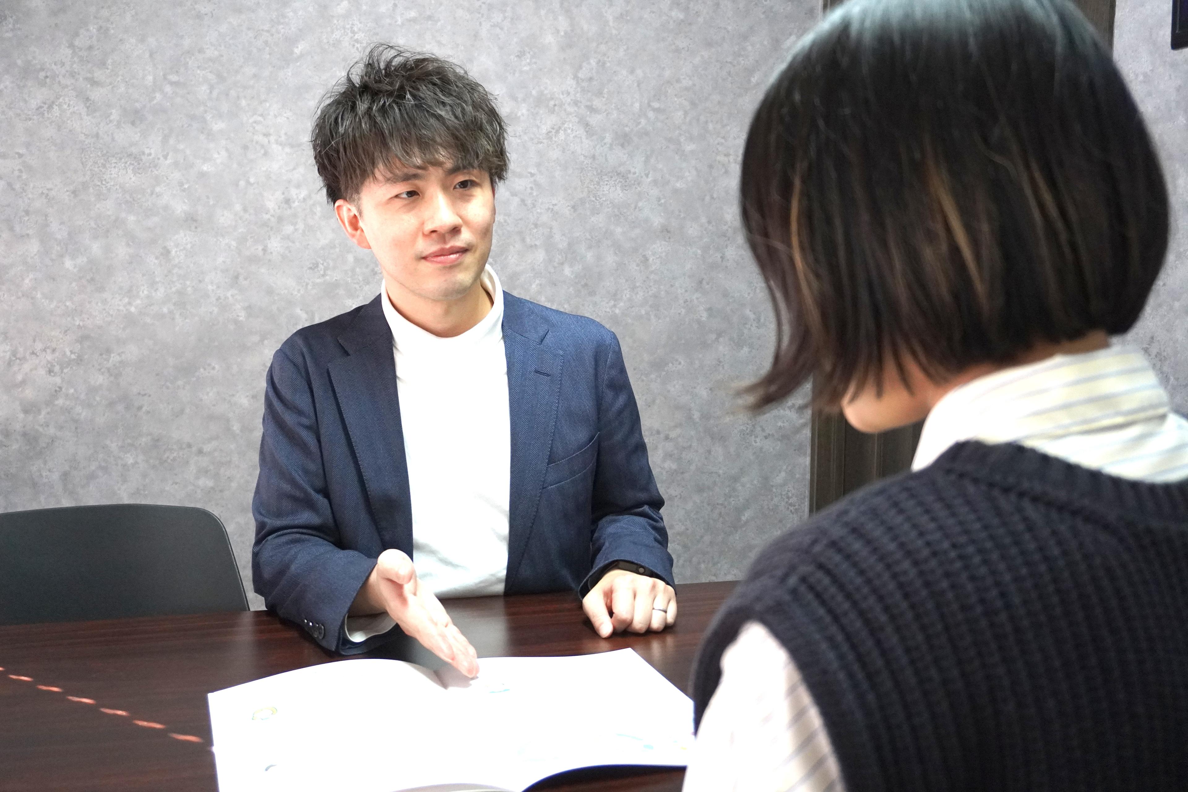 社員インタビュー(異業種からの一歩がキャリアを変えた。未経験からセンター長として活躍するまで)