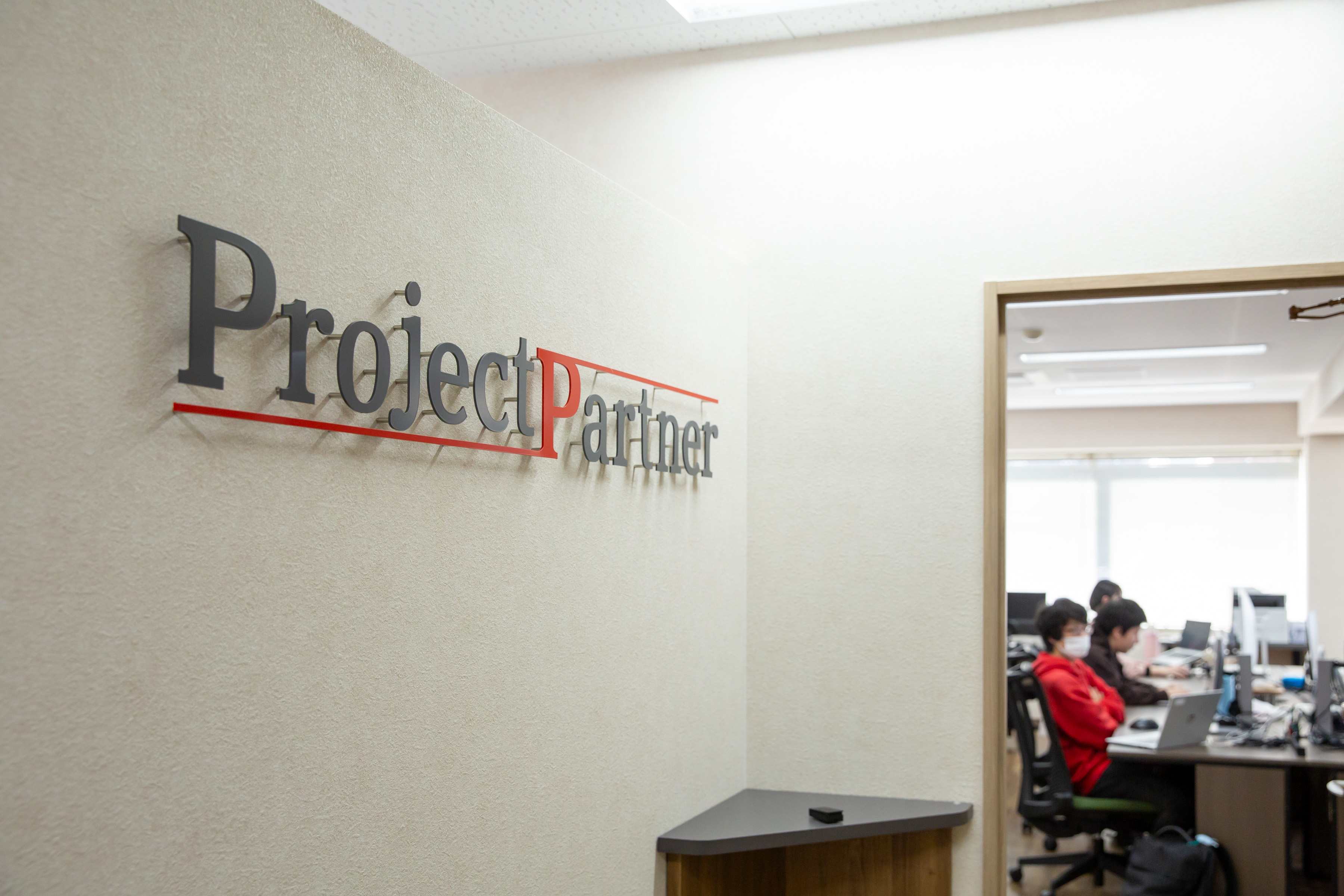 大阪本社での“対面チーム開発”を大切にしています。