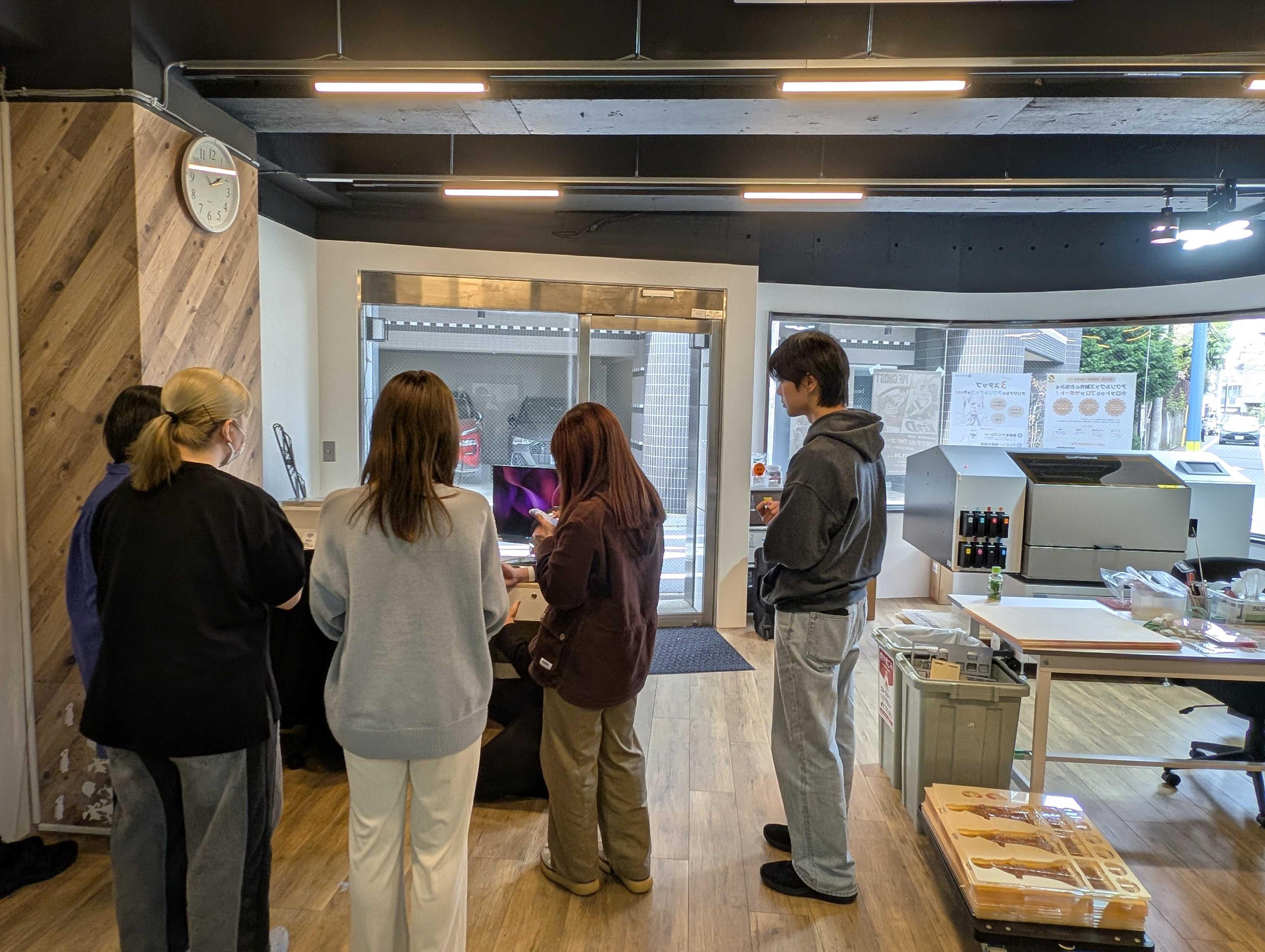 新入社員研修！アクリルグッズの印刷やマシンについて学んでいます