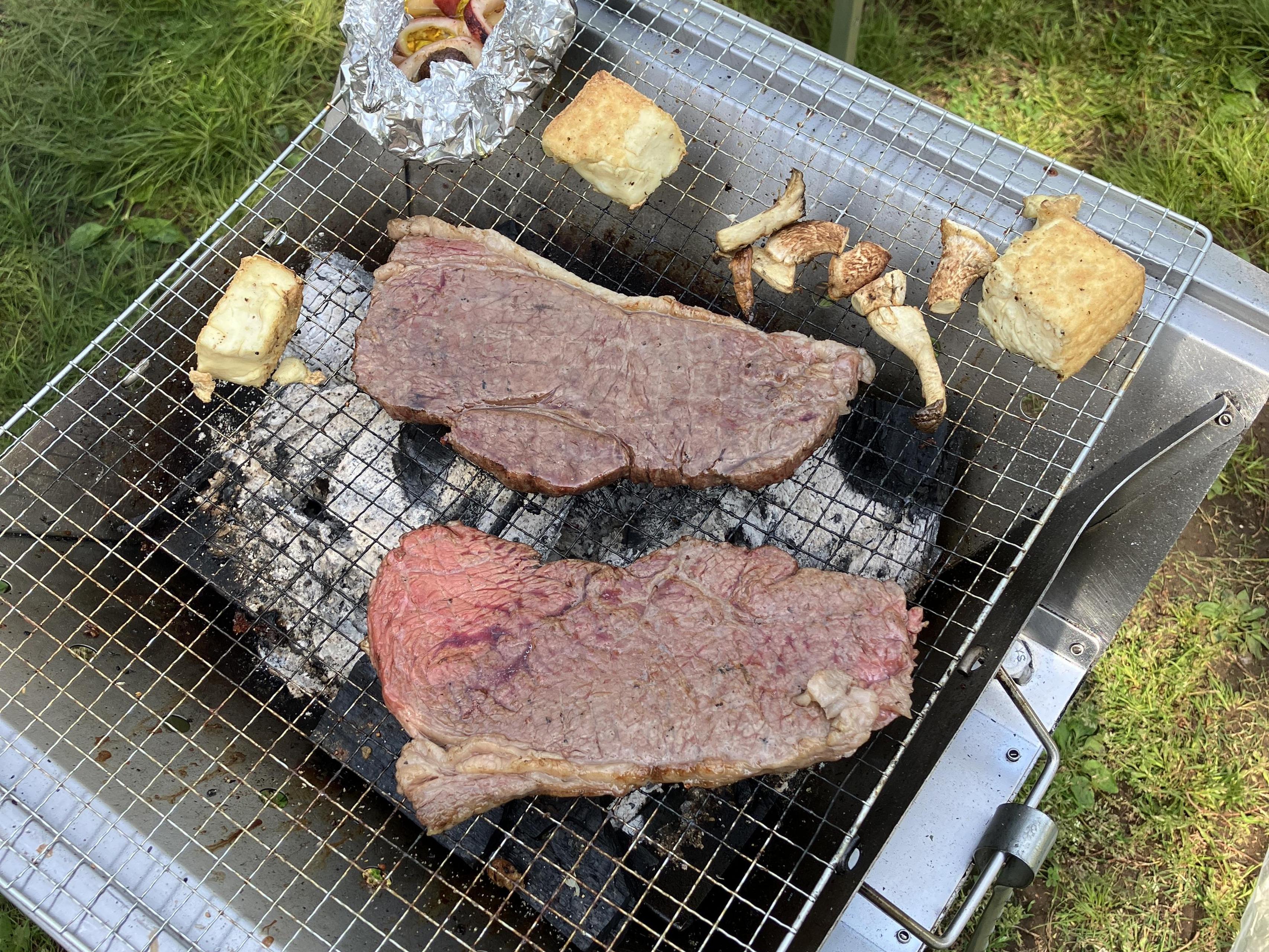 バーベキュー（BBQ）の語源は、カリブ海の先住民タイノ族が使っていた、肉や魚を燻製・乾燥させるための木製の台（やぐら）を指す言葉「barbacoa（バルバコア）」です。これがスペイン語に転化し、大航海時代を経て英語の「barbecue」になりました。