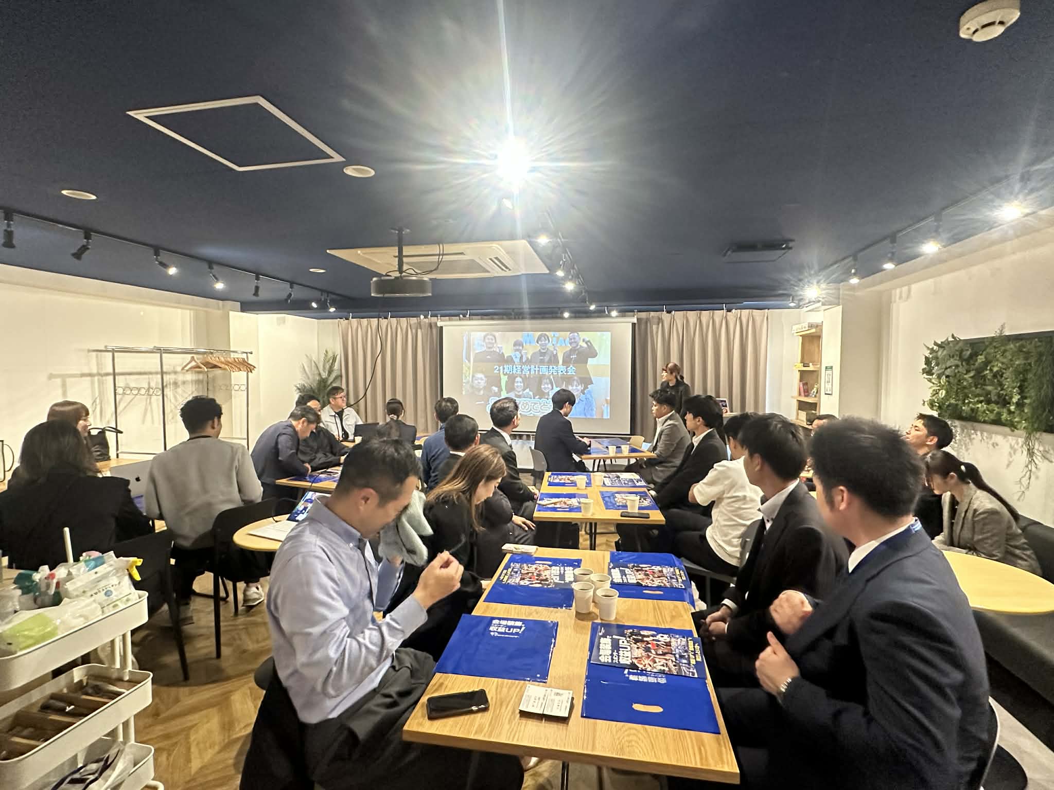 しーんとしてるかと思えば、急に声があふれる。そういう会社です。