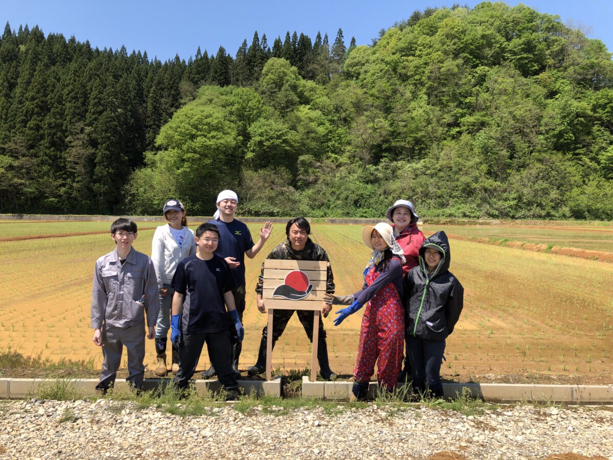 秋田鹿角にある、ファストコム田んぼで田植え体験！