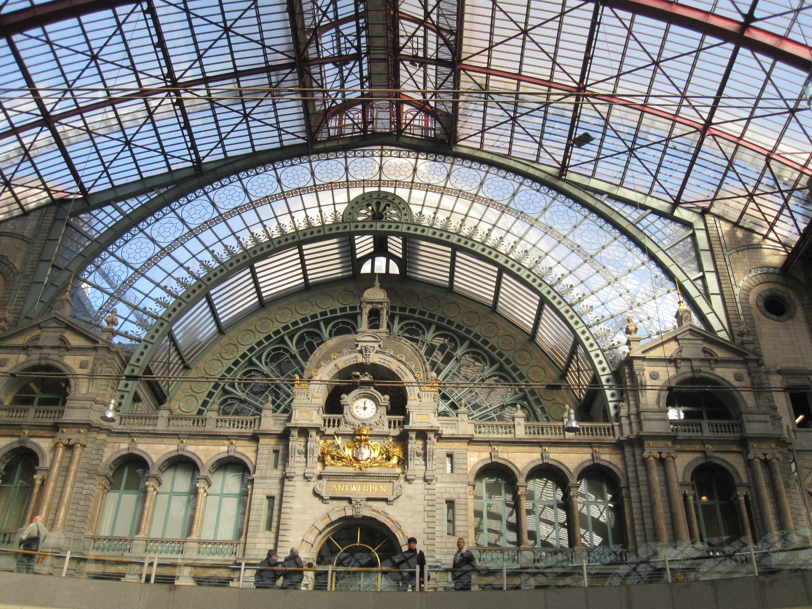 出る杭は打たれる。出過ぎた杭は打たれない。