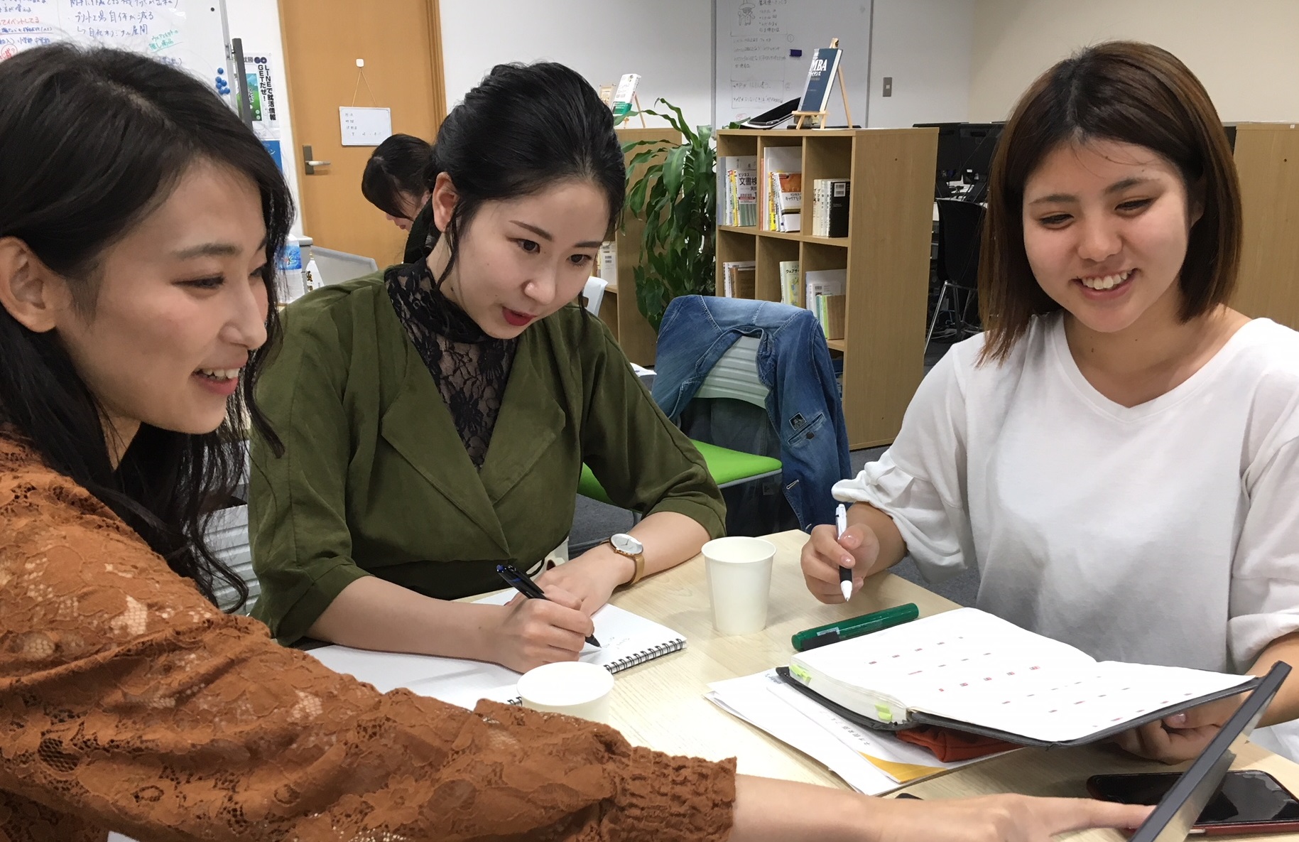 若手社員が集まって「事業計画」について話し合ってみました。