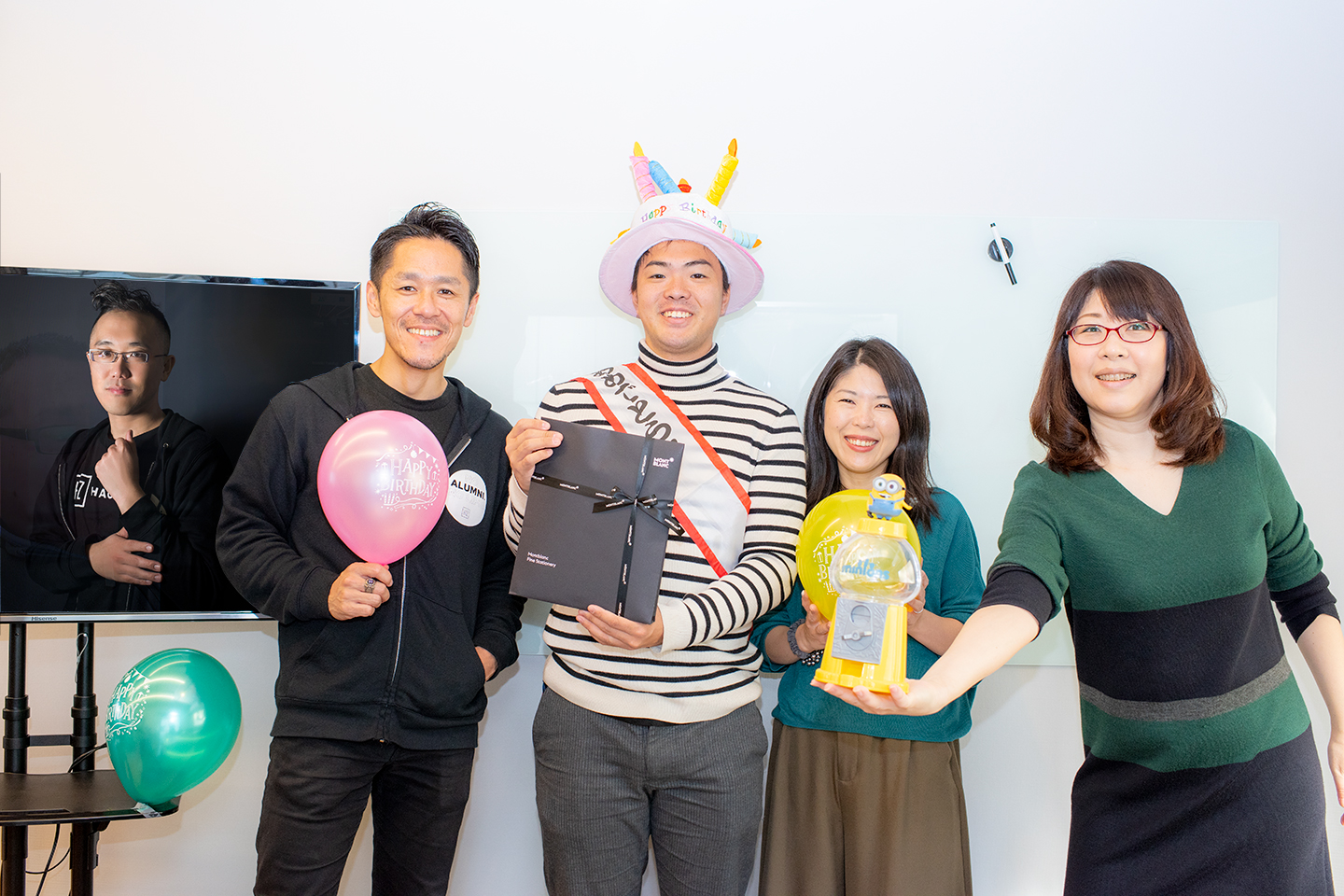 新しくなったハッカズークオフィスで、メンバーの誕生日をお祝いしました！