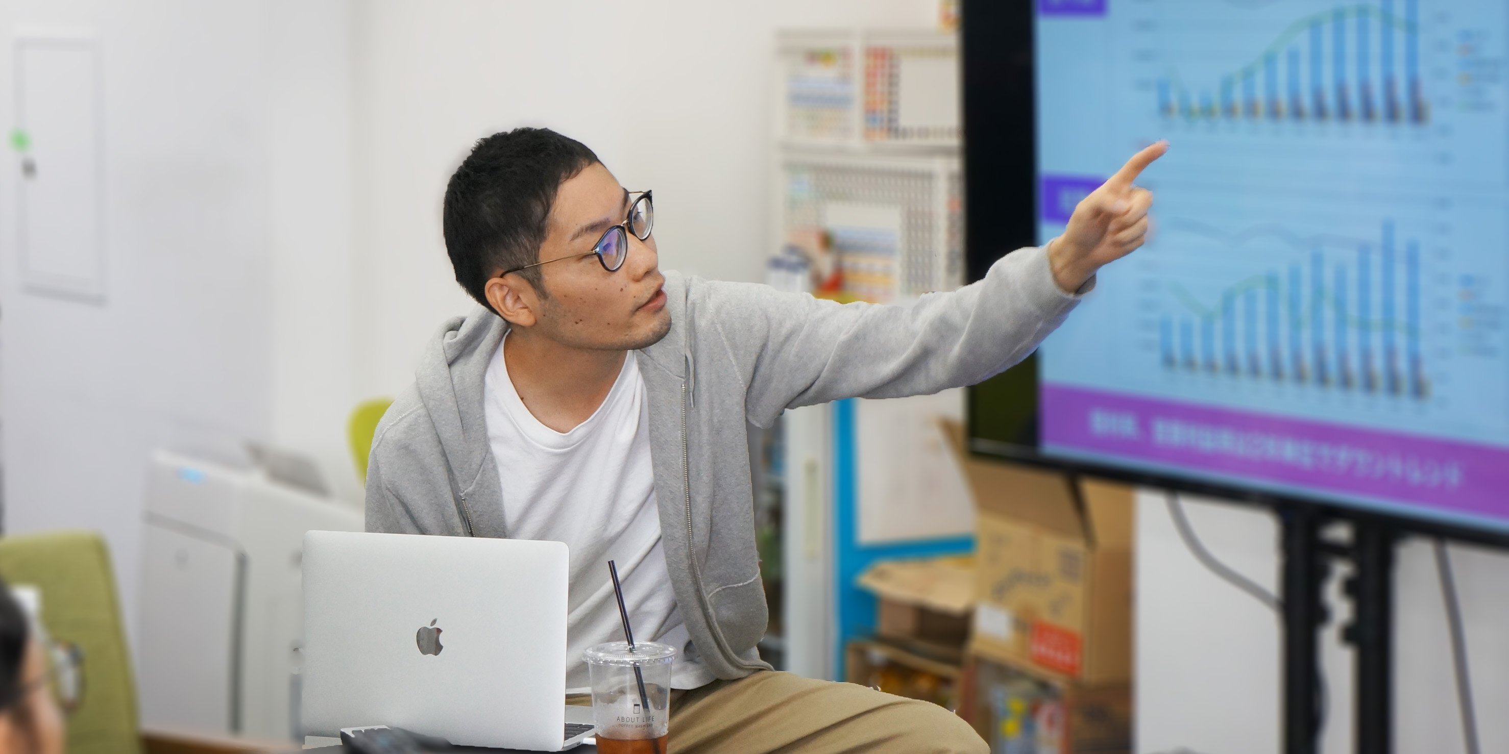 普段は少し寡黙な代表・清水さんについて、“メンバー”が面接や仕事のエピソードから他己紹介します