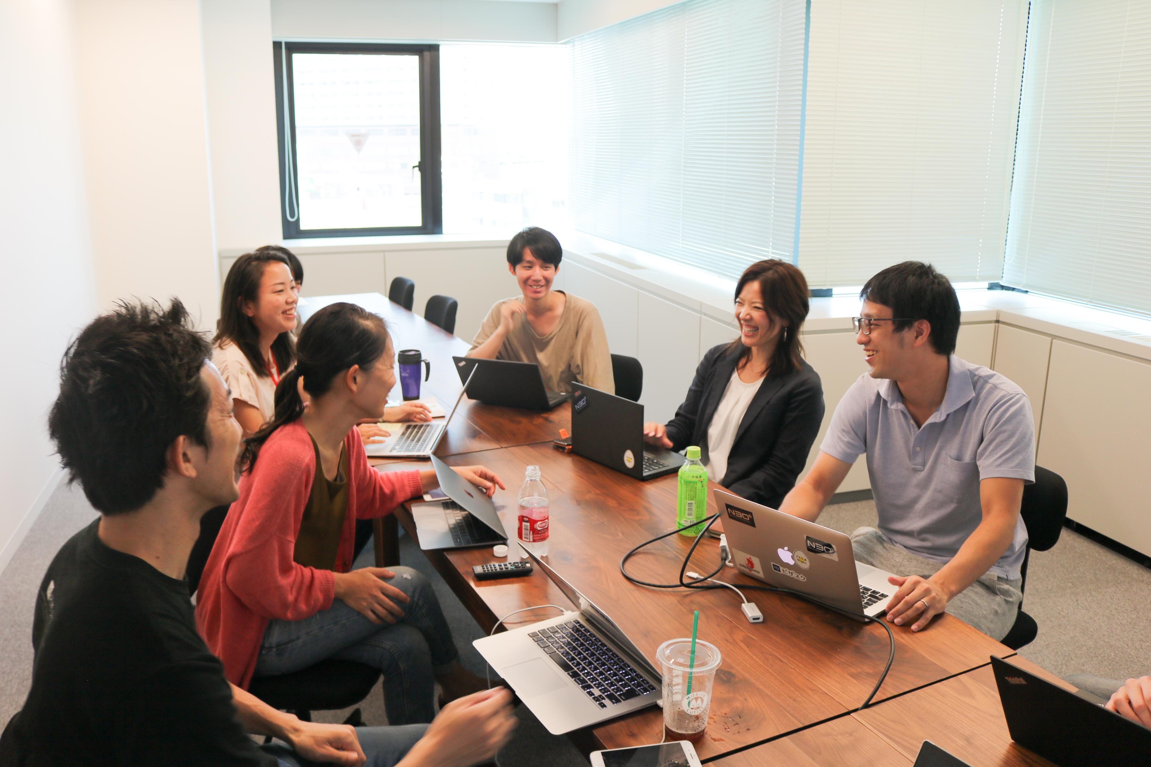 This is visasQ. こんな仕事をして世界中の知見をつないでいます。