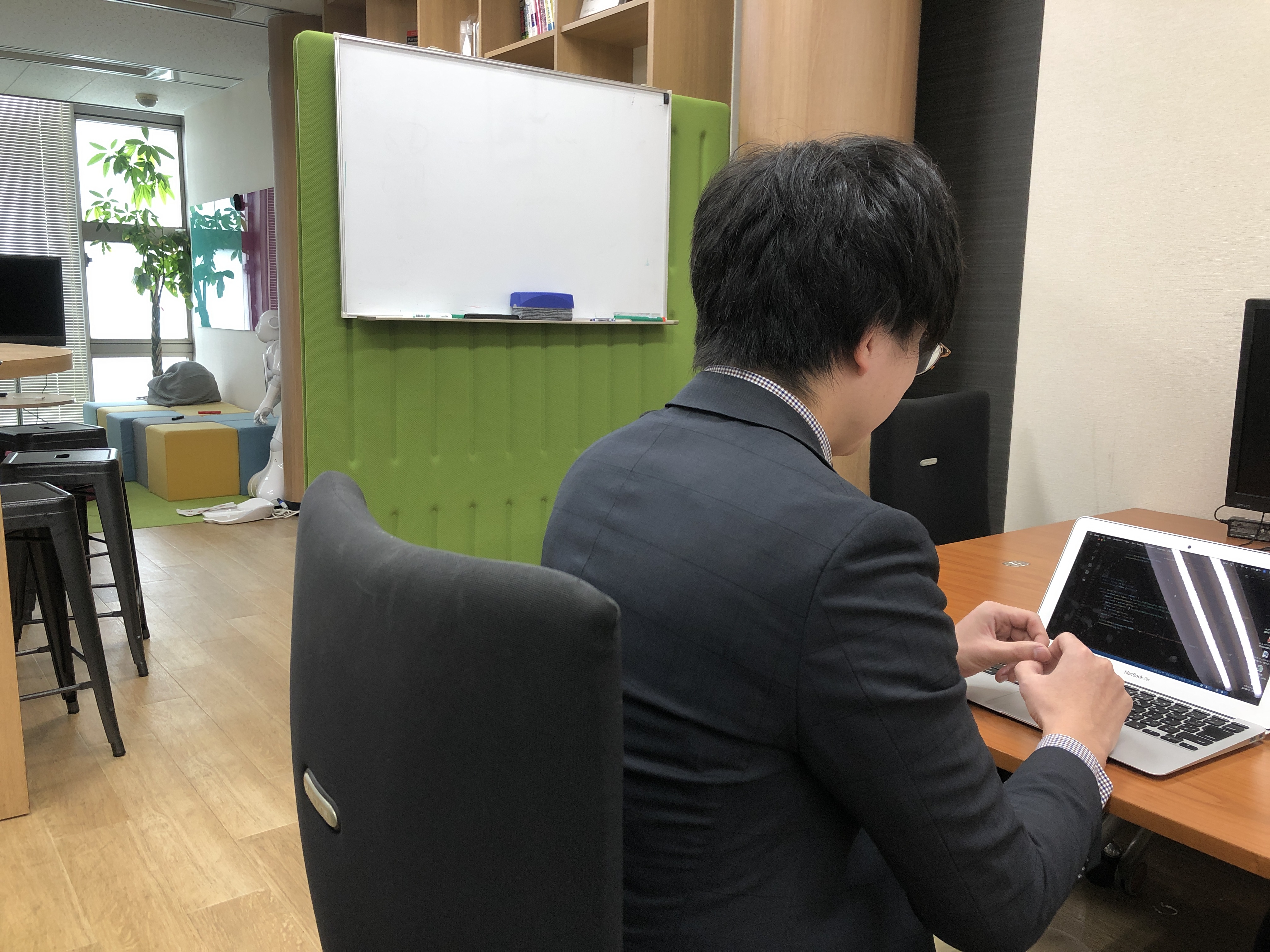 ～デジタルスフィアの若手有望株は文系出身プログラマー～
