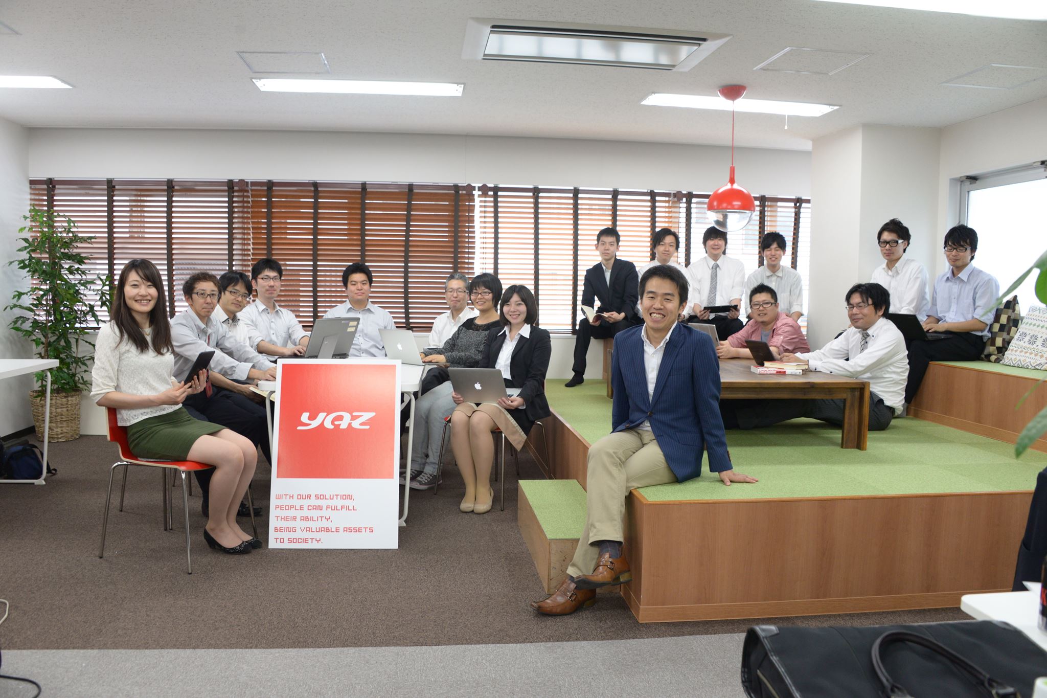 YAZの企業理念「輝く人材を輩出し、輝く社会を創造する」にこめられた想い