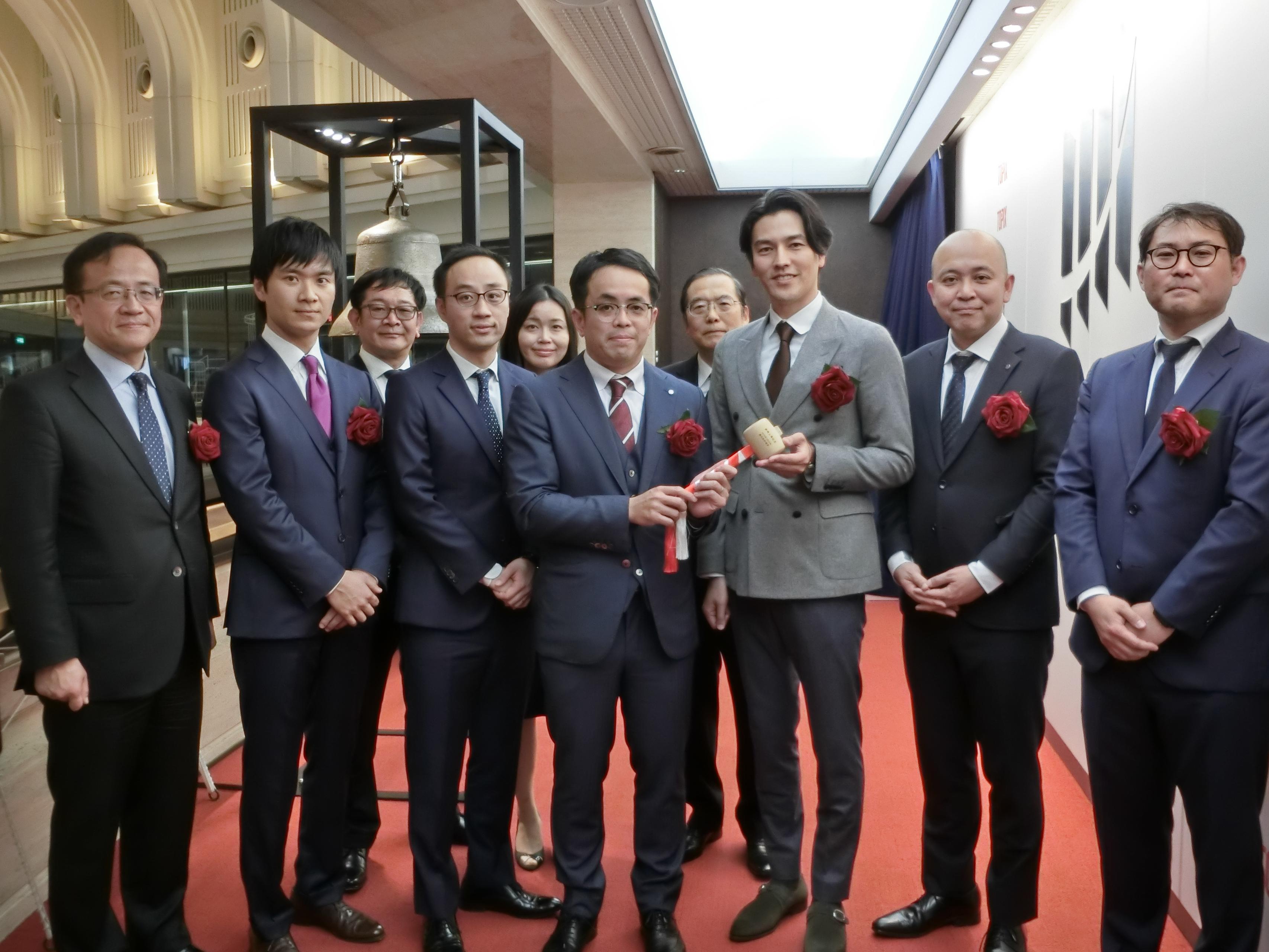 本日、東証マザーズに上場しました！イメージキャラクターの俳優・要潤さんがお祝いに来てくださいました。