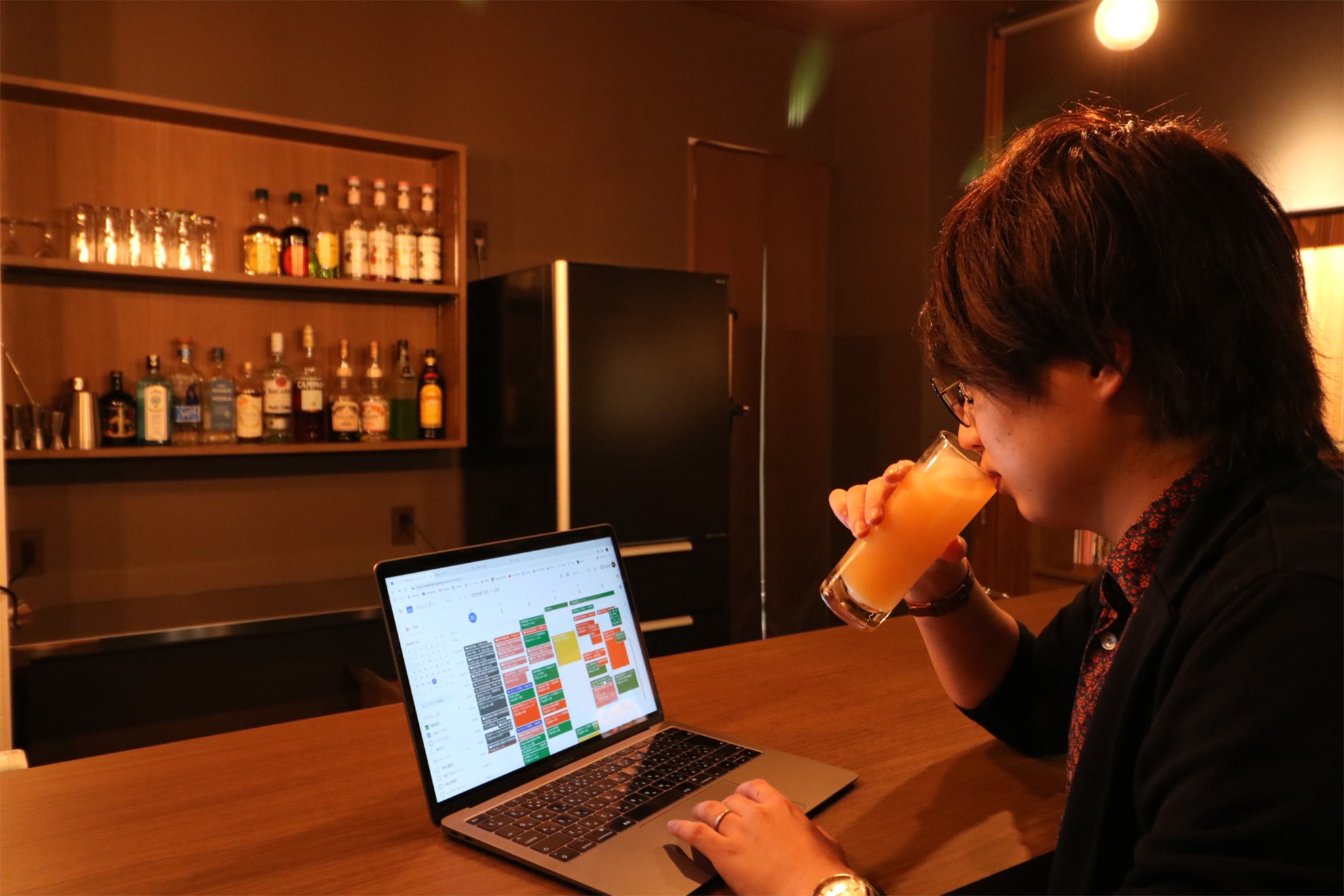 会社にバーカウンターやダーツマシンがある理由。