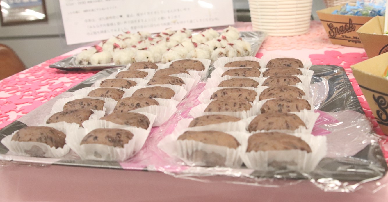 会社でぼたもちをたべる。