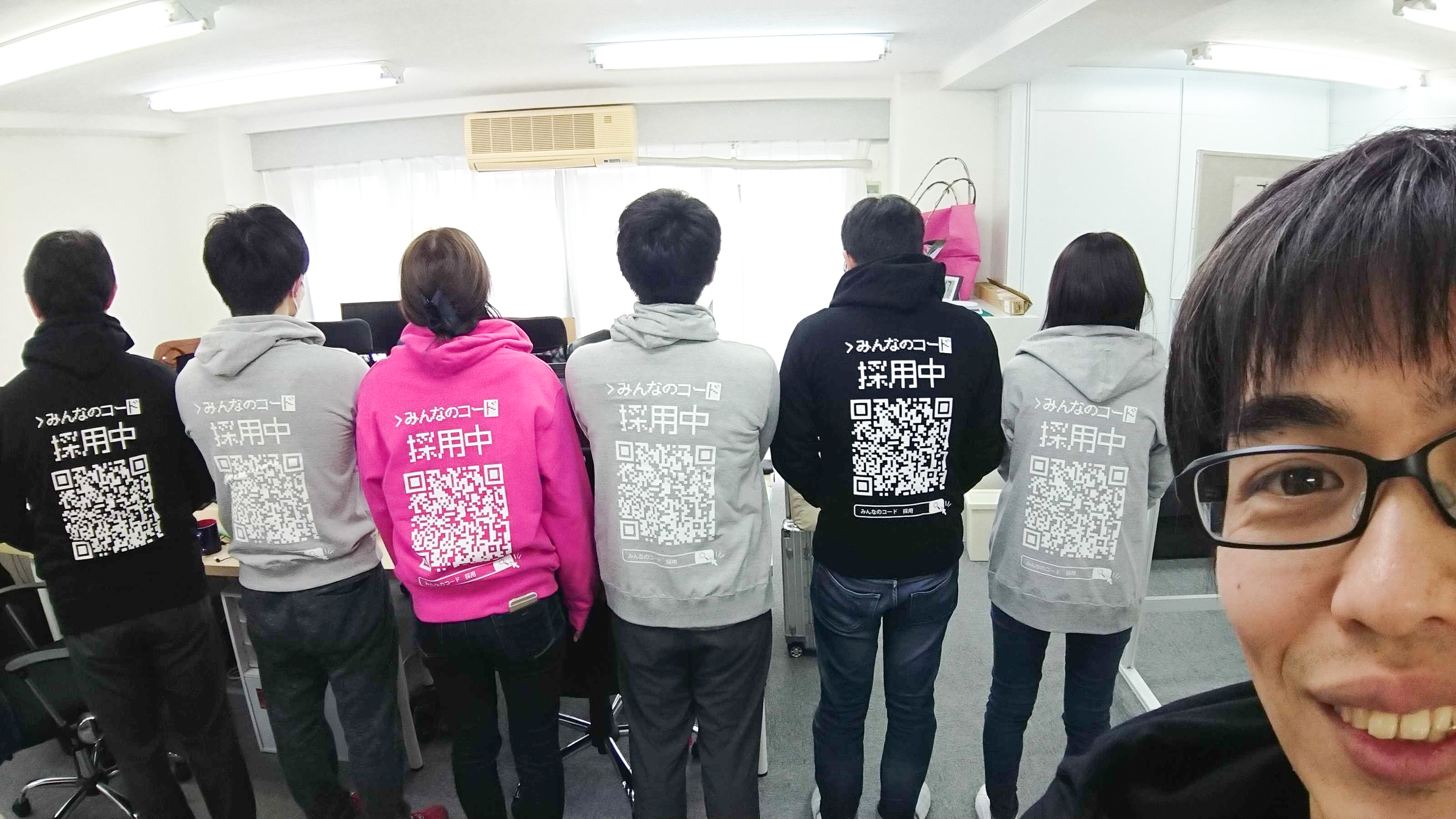 採用パーカー完成！メンバー全員歩く広告塔化