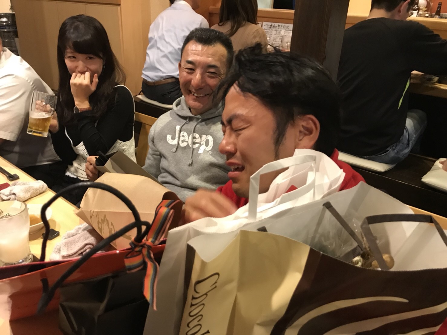 誕生日に泣く男と斧