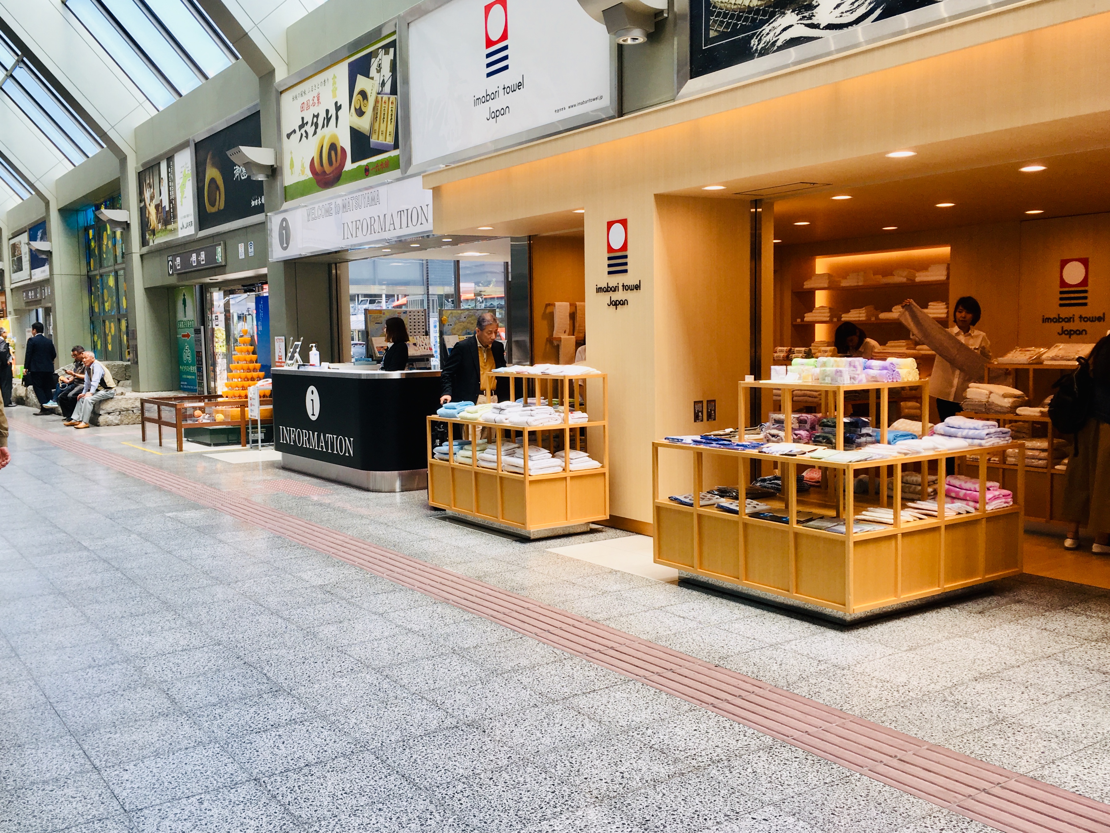 松山空港の今治タオルショップ