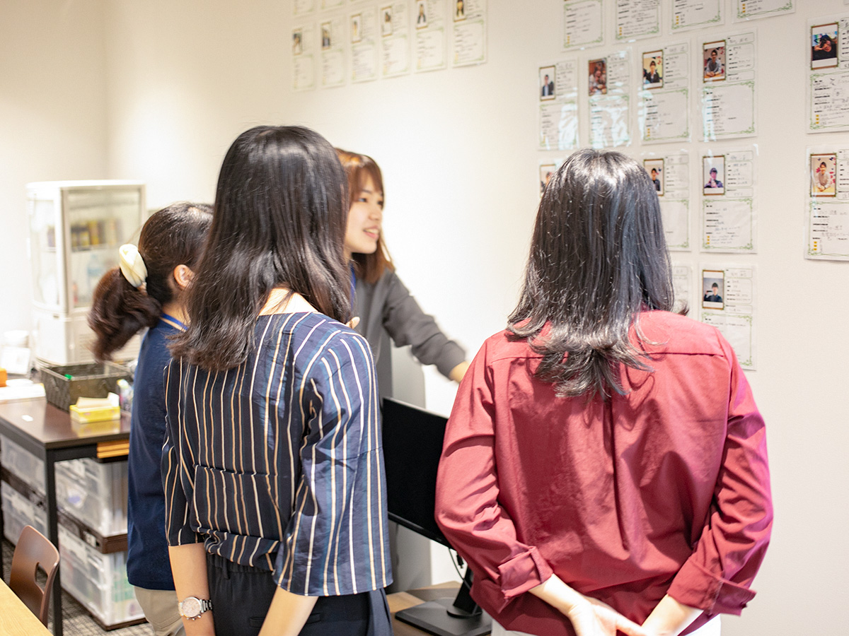 カフェスペースにある自己紹介シートで、メンバーの新たな一面が発見できます！