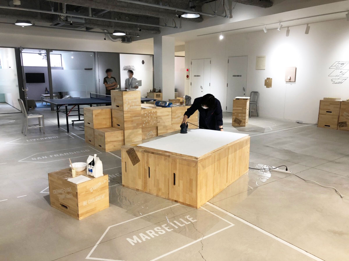 アーティストがオフィスで作品制作 AIR in Hamee