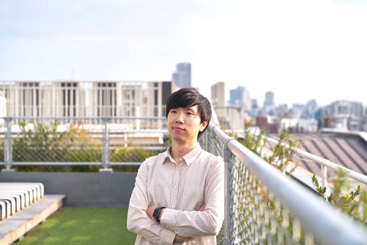 独学でプログラミングを習得し、スタートアップのCTOになった小尾という人間。
