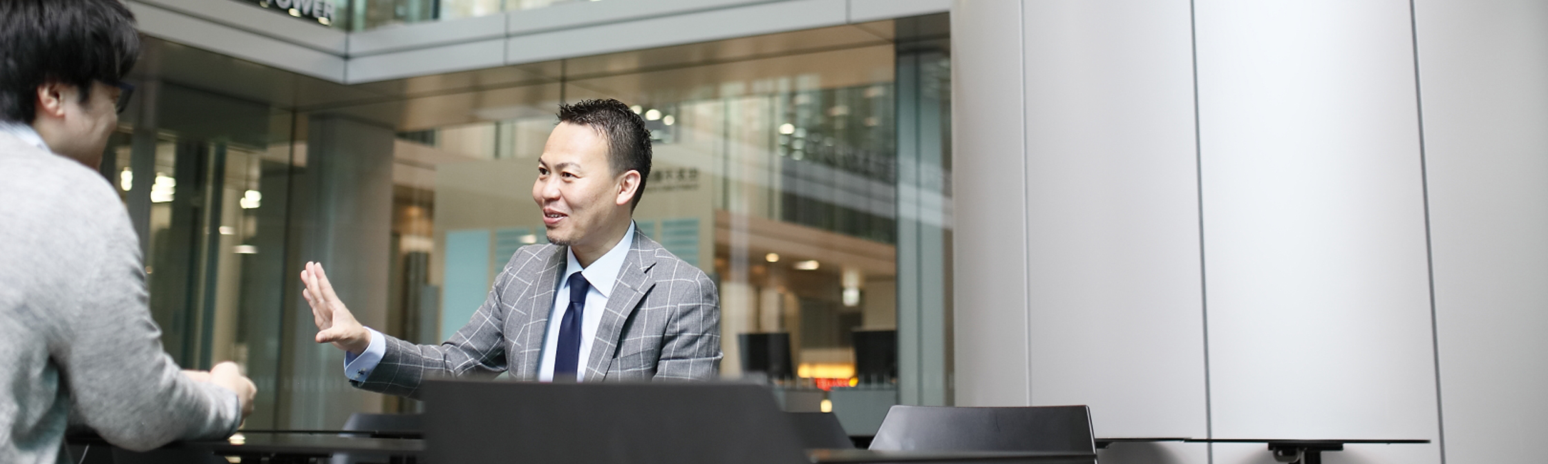 他社と違うトラスタス企業ブランディングの価値は、「社員」にある。トラスタスでは社員こそが企業のブランド価値という考え方をしています。ブランド価値を上げるためのオリジナルな企業努力（教育方針、方策など）についてご紹介します。