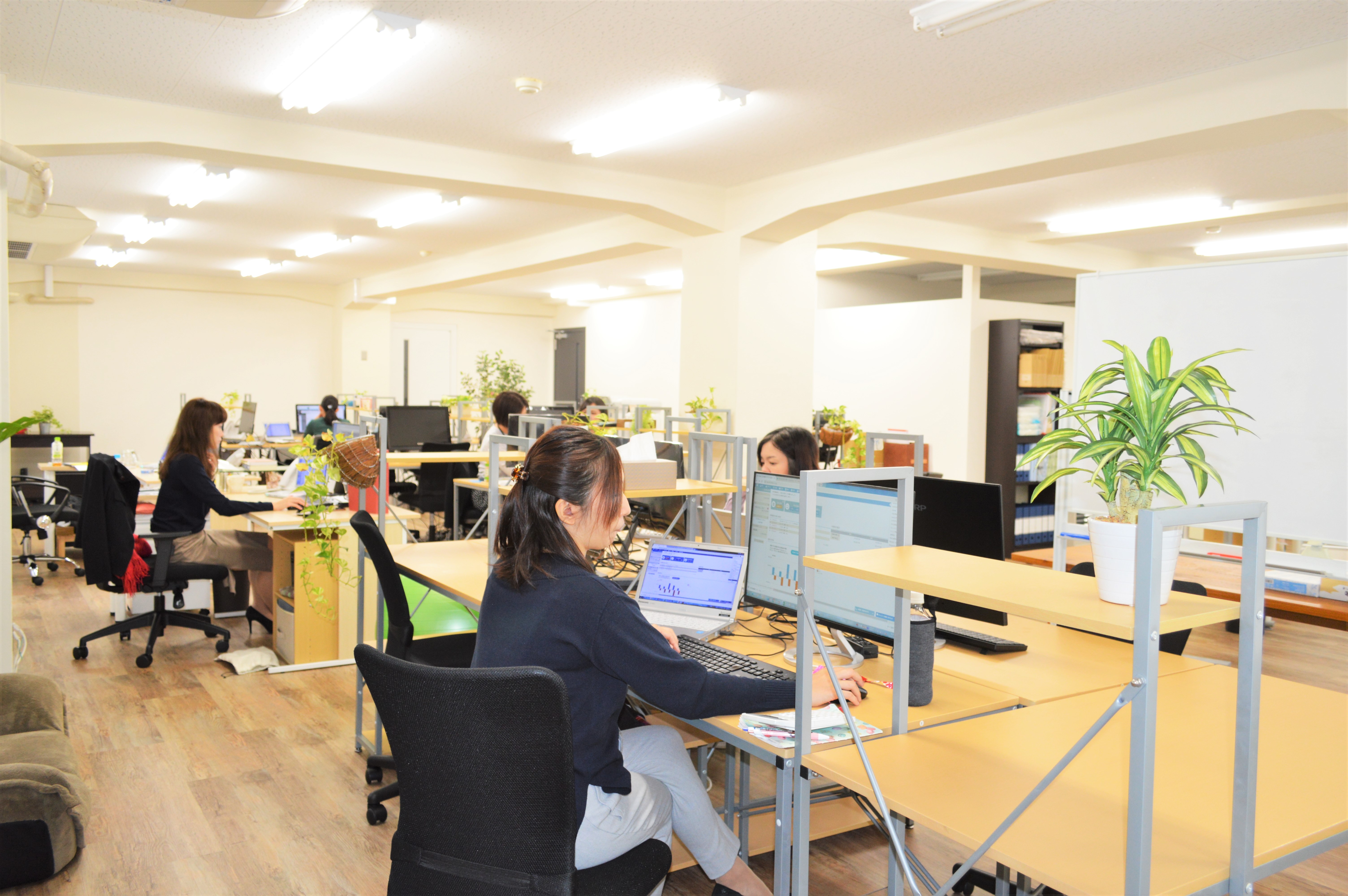 事務所内の全面内装工事を実施しました。