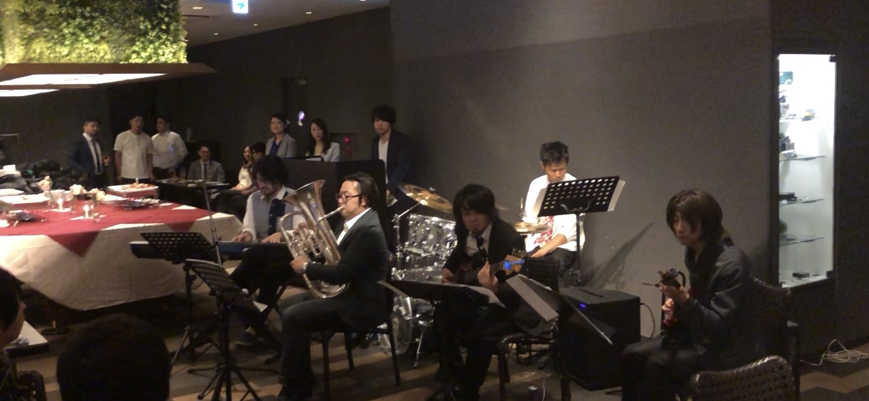 社員懇親会で演奏しました。