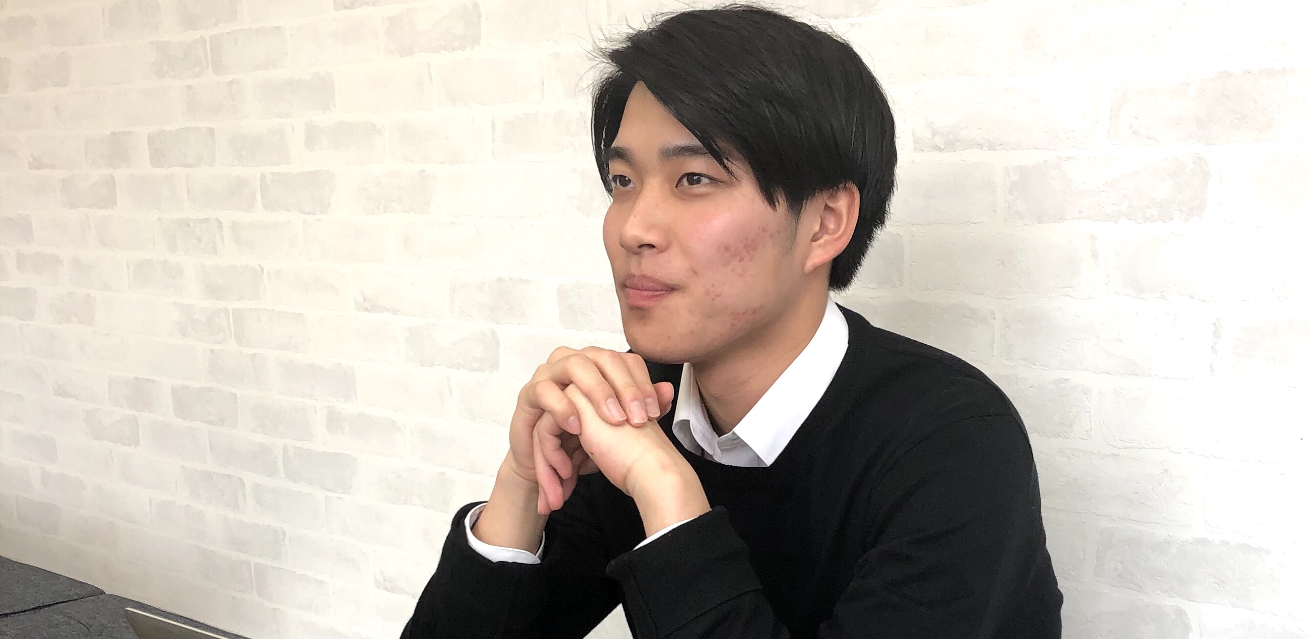 高級車を乗り回す予定の真面目で快活なエージェント