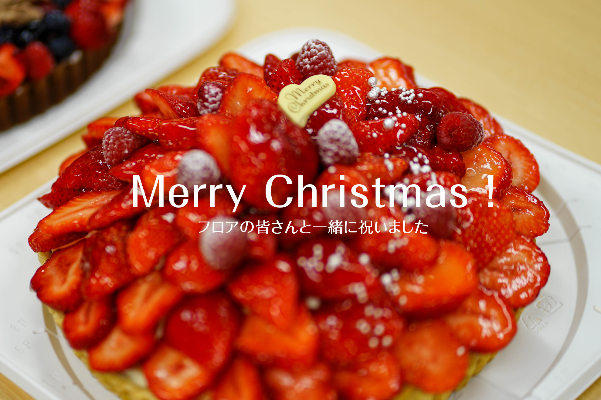 オフィスのワンシーン＜クリスマス編＞束の間の休憩時間、皆んなで楽しみましょう！
