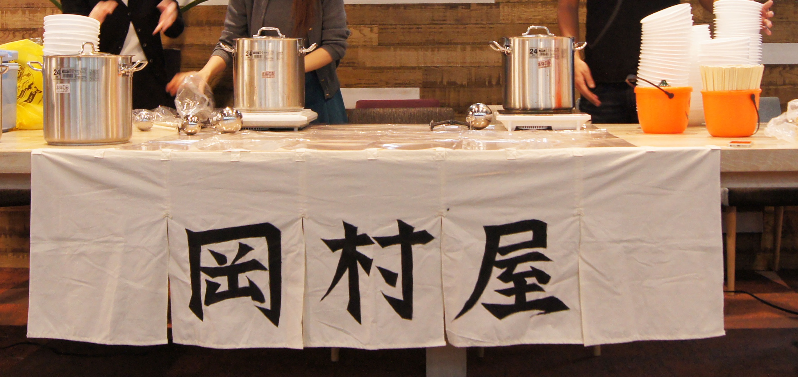 行列のできる社内炊き出し制度「岡村屋」に並んでみた。
