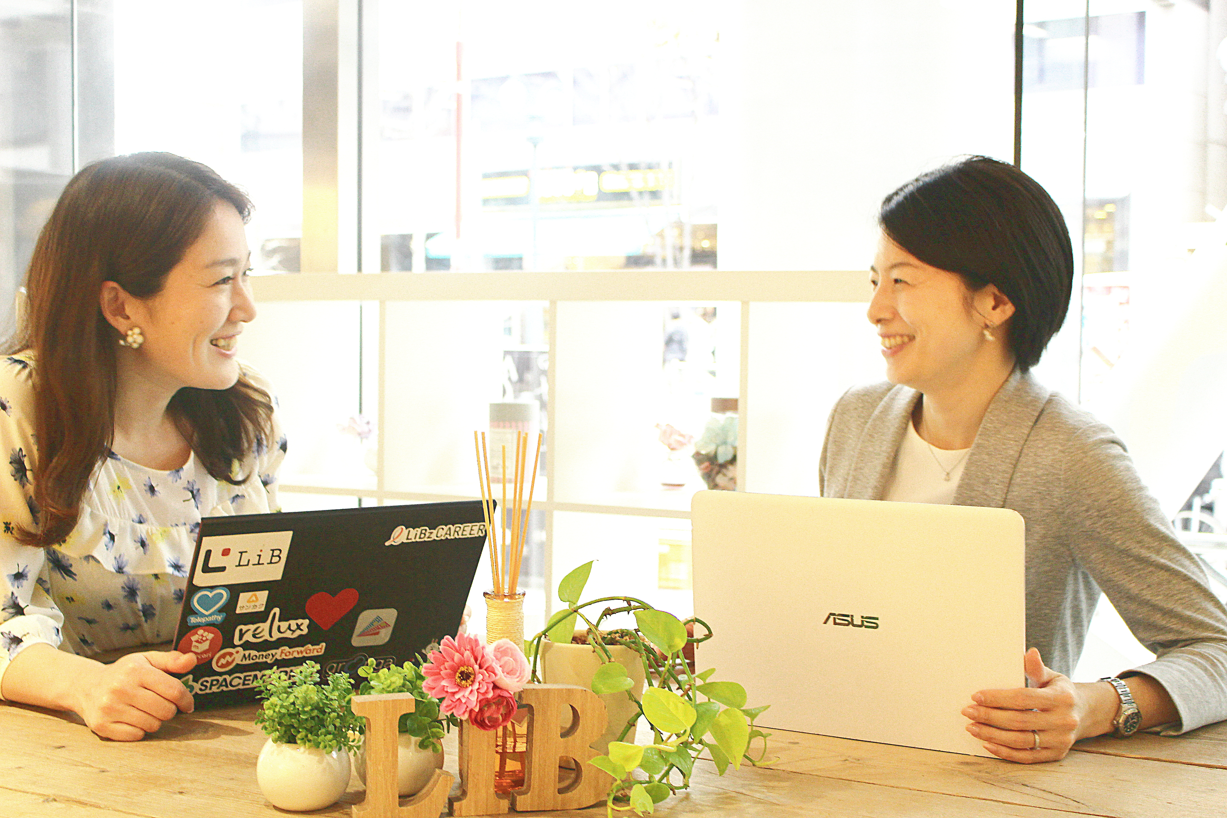 「子供を預けて働くからには、それだけの価値ある仕事をしたい」～LiBz MAMA Cafe 働くママの仕事と子育て（前編）～