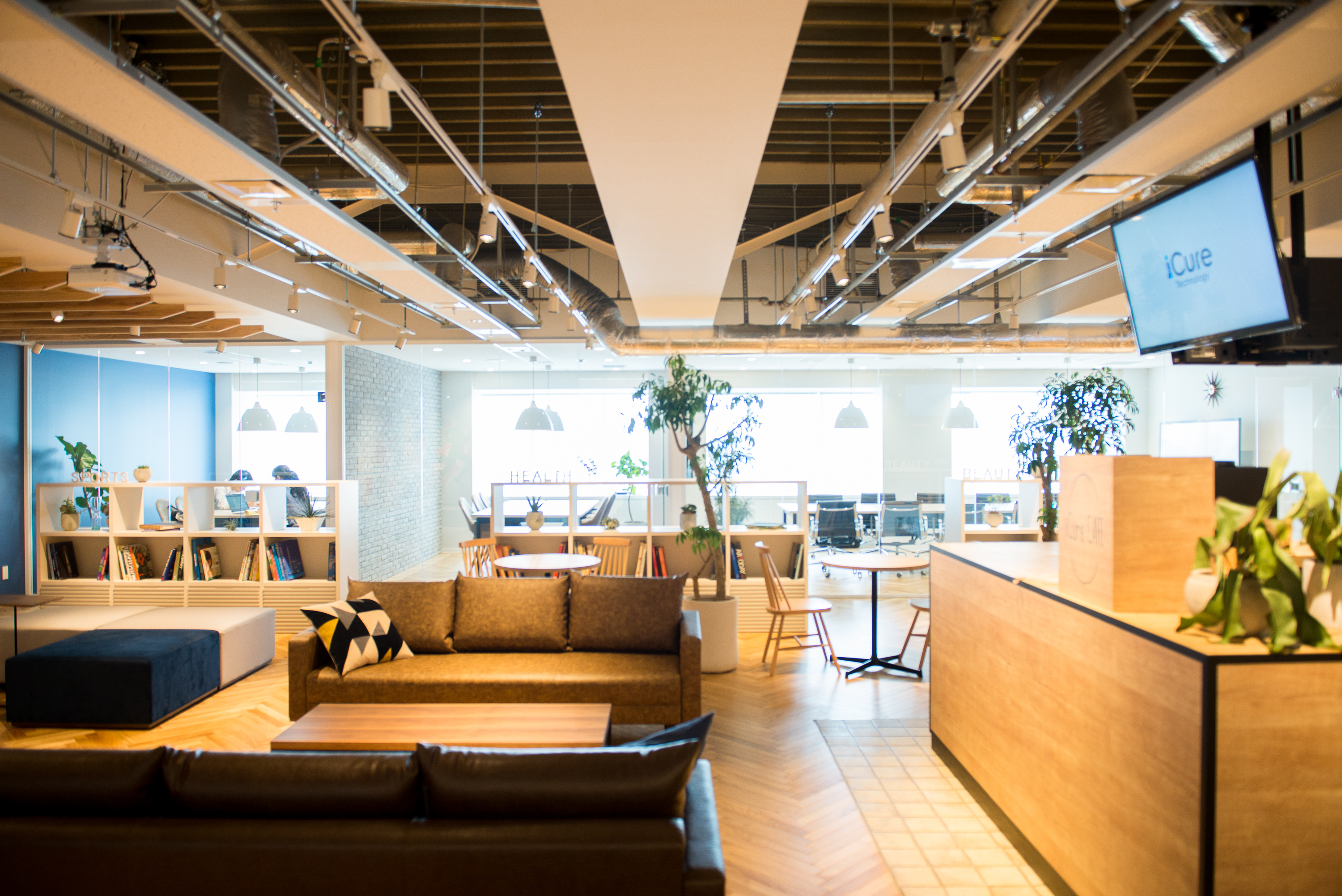 仕事も話も弾む♪自慢の緑溢れるカフェスペース