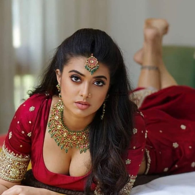 Choose Delhi escort service to pass your holidays