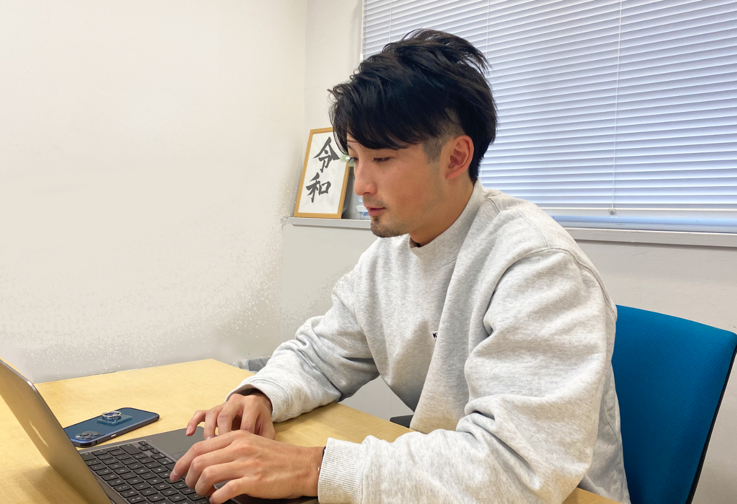 【社員インタビューvol.2】人気インフルエンサーのプロデューサーから芸能マネージャーへ転職した社員に仕事の違いについて聞いてみた