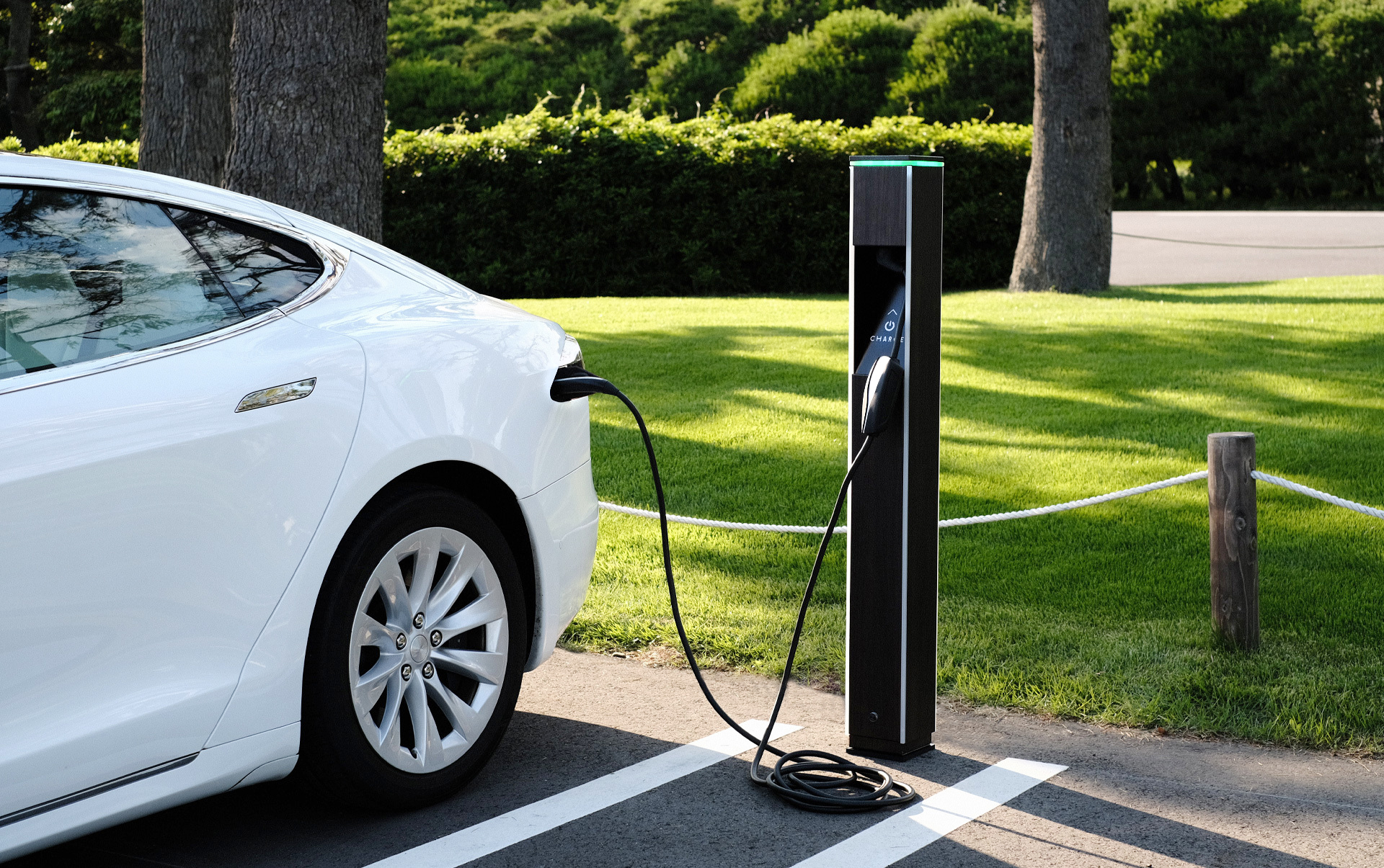 事前予約可能な「目的地充電」　EV 用スリム充電スタンド『PLUGO BAR（プラゴバー）』を発売開始